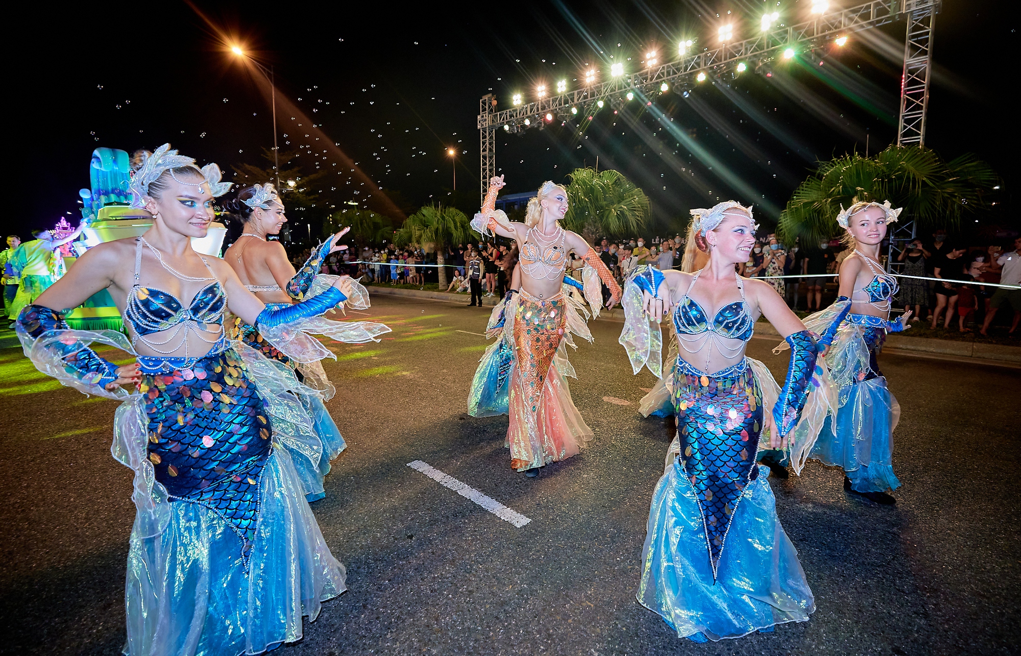 Đã mắt với vũ điệu carnival nóng bỏng dọc bờ sông Hàn - Ảnh 3.