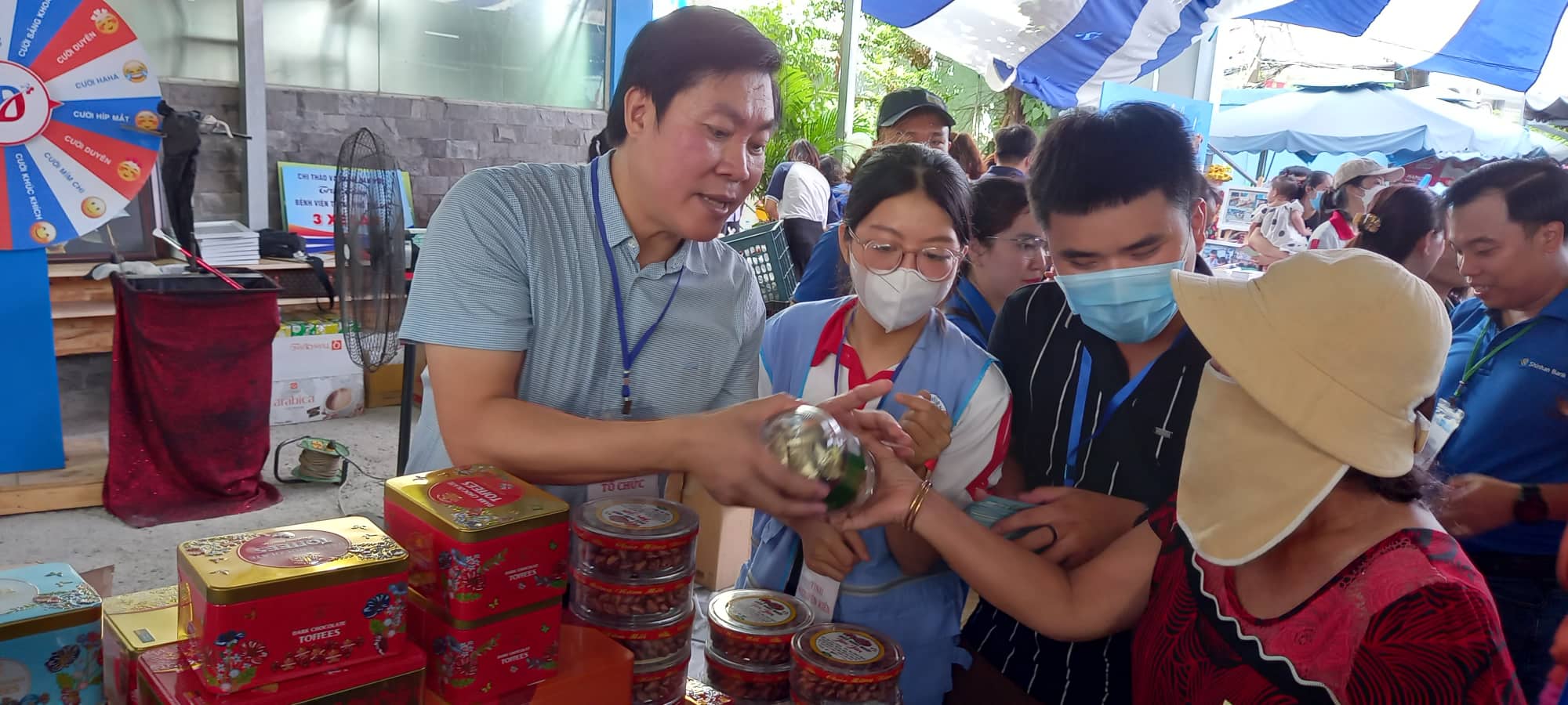 Phiên chợ 0 đồng đang trở thành một trào lưu phổ biến tại Việt Nam. Hãy xem các hình ảnh để tìm hiểu cách mà các hoạt động này giúp đỡ người dân đang gặp khó khăn và cũng để tham gia dự án tuyệt vời này nếu bạn có thể!