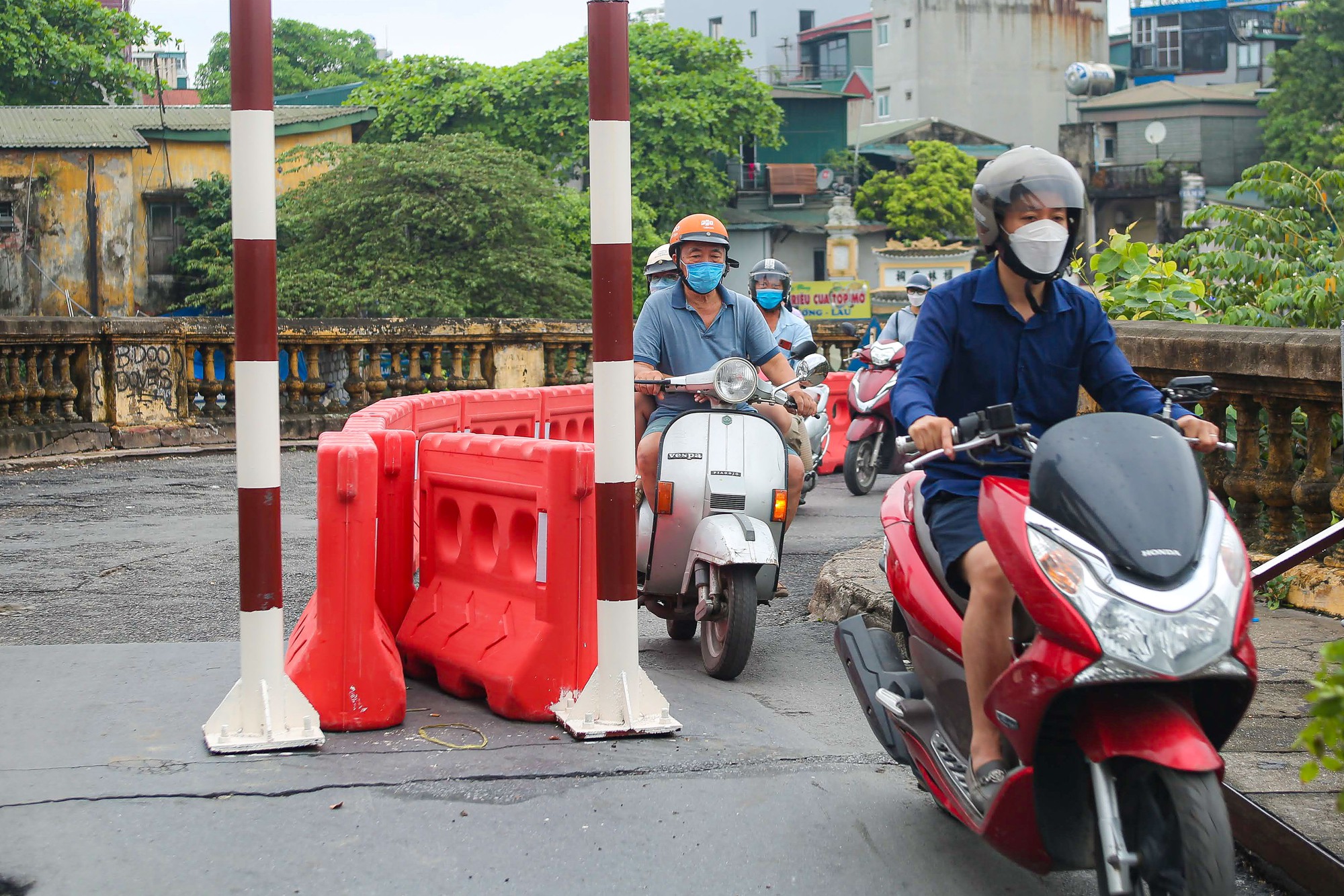 Cầu Long Biên xuống cấp, người dân ngó lơ cảnh báo - Ảnh 8.