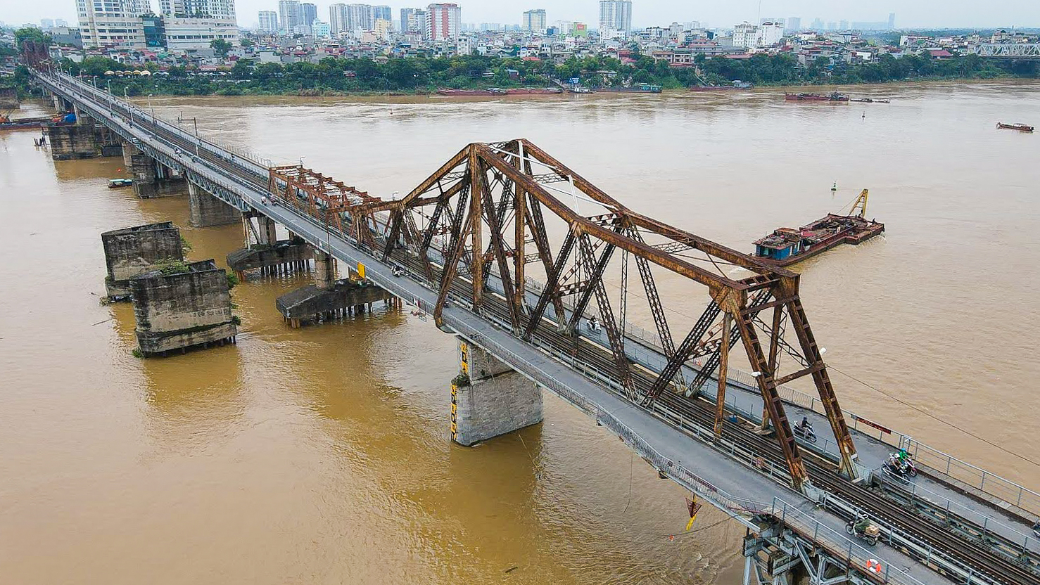 Cầu Long Biên xuống cấp, người dân ngó lơ cảnh báo - Ảnh 2.