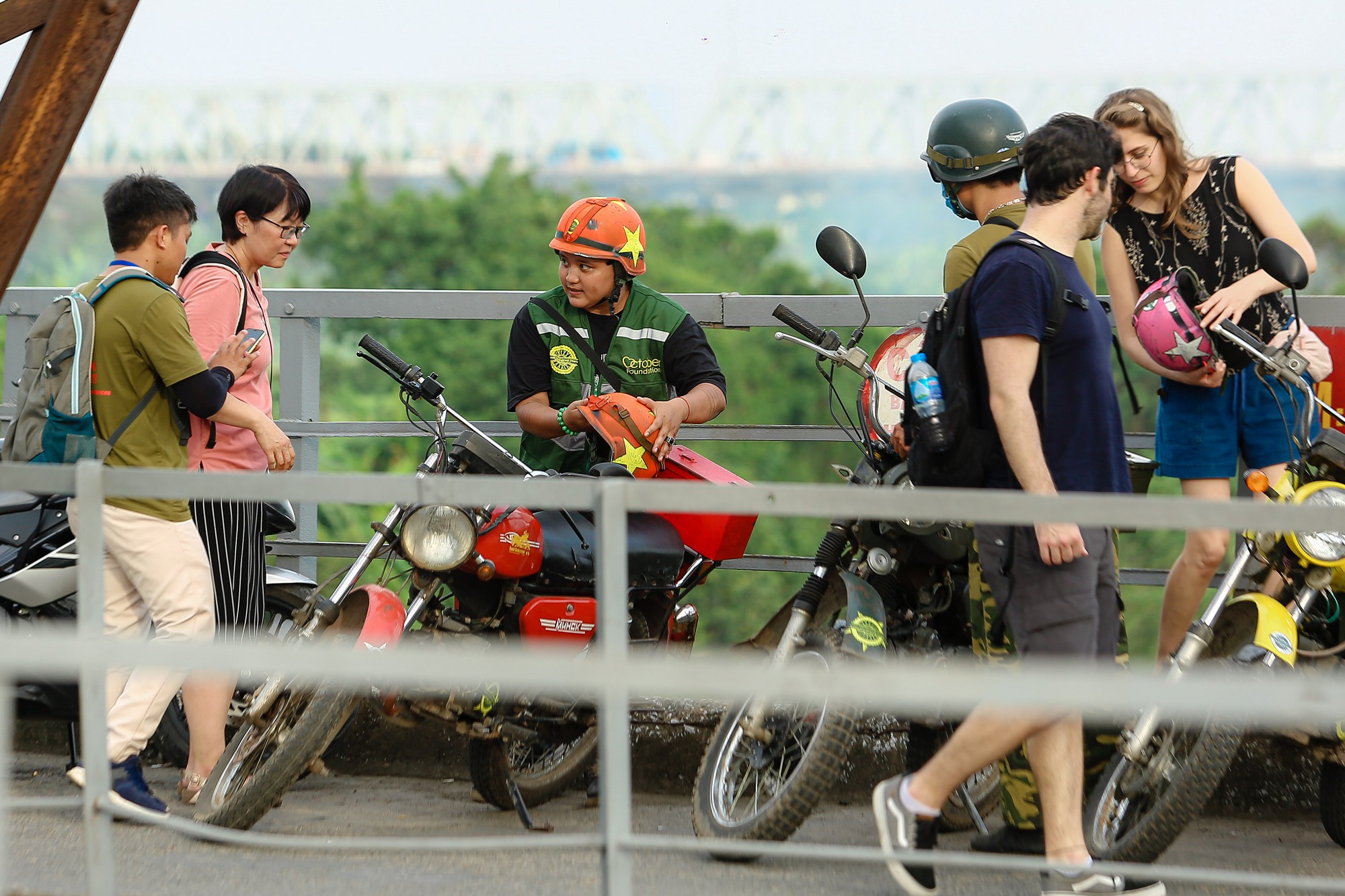 Cầu Long Biên xuống cấp, người dân ngó lơ cảnh báo - Ảnh 11.