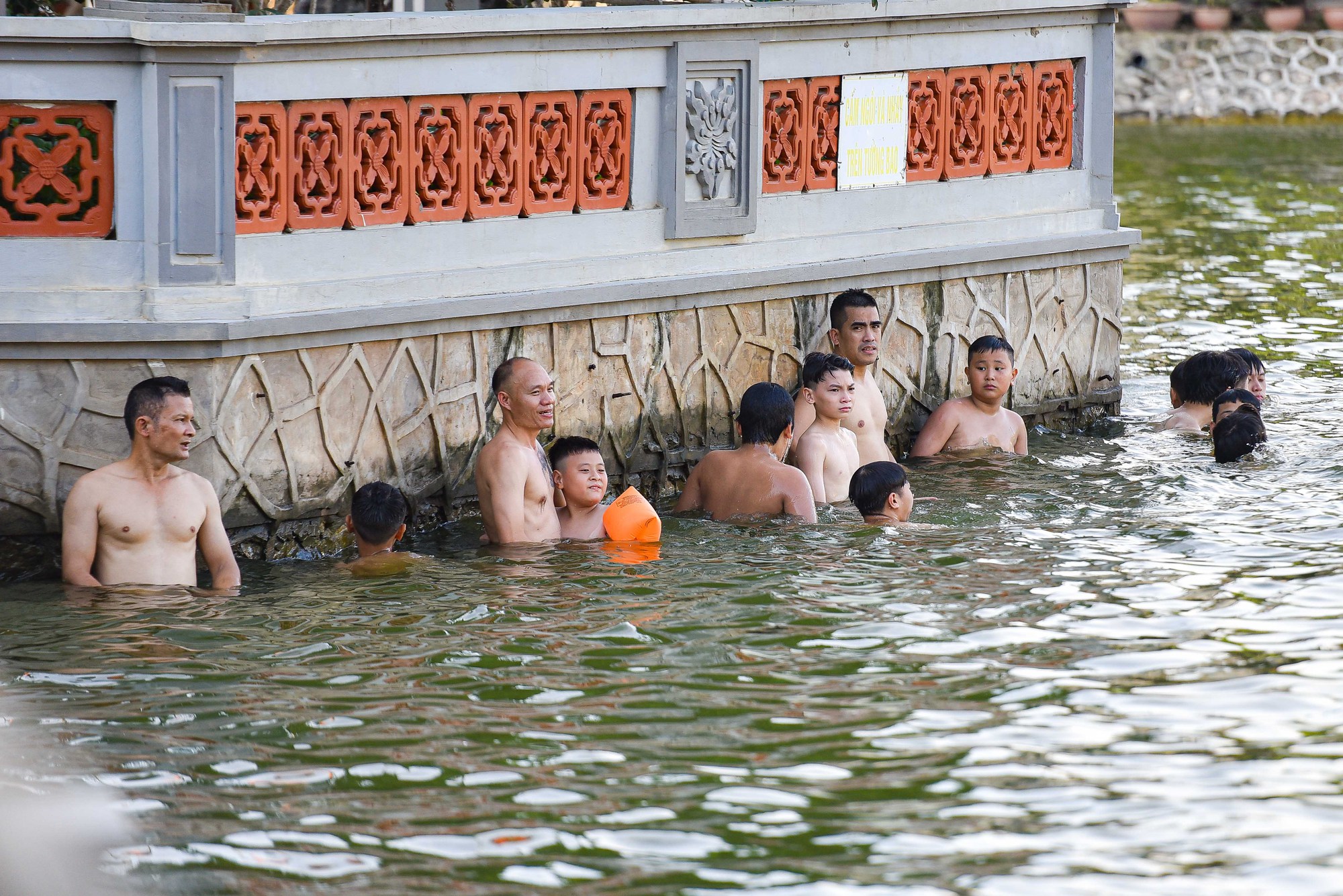 Nắng nóng, người dân Hà Nội ùn ùn kéo tới các bãi tắm tự phát - Ảnh 6.