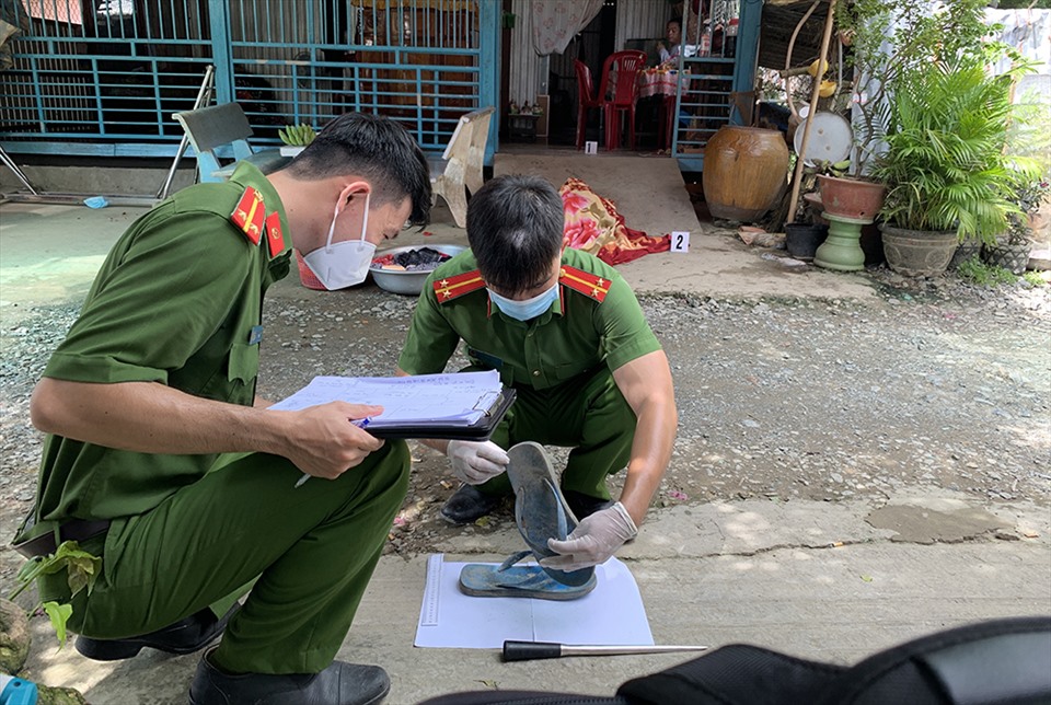 Cầm gậy thách thức đánh nhau với hàng xóm, bị đâm tử vong - Ảnh 2.