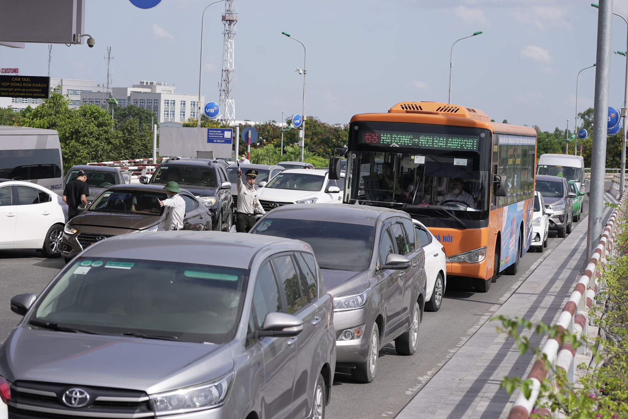 Khách bay qua Nội Bài liên tục lập đỉnh mới - Ảnh 2.