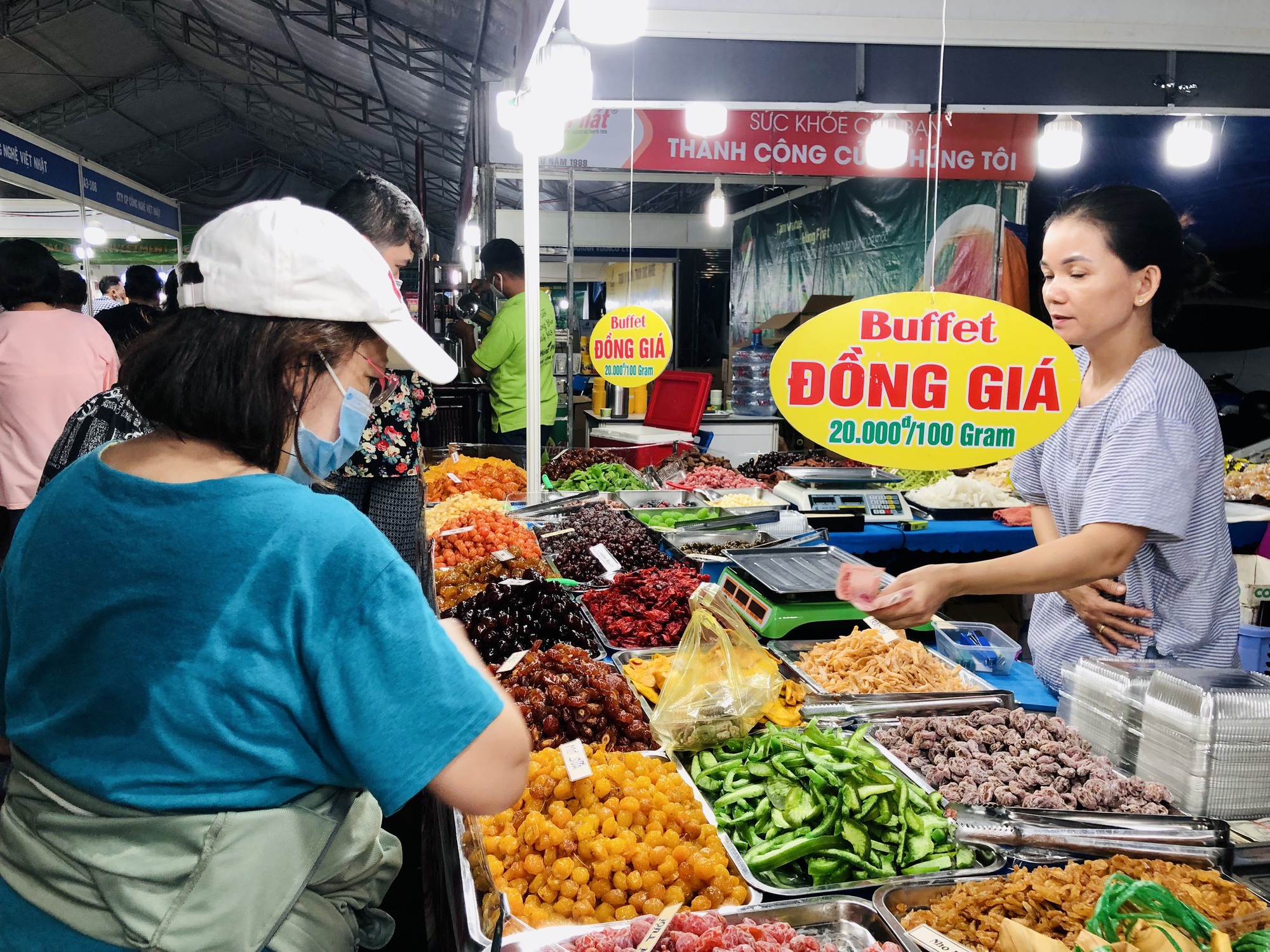 TP HCM: Nhiều sản phẩm bán đồng giá, khuyến mại sâu  - Ảnh 5.