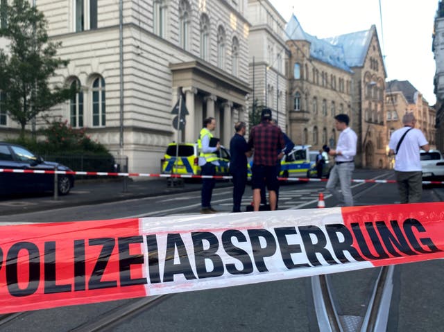 Tá hỏa phát hiện đầu người trước cửa tòa án ở Đức - Ảnh 2.