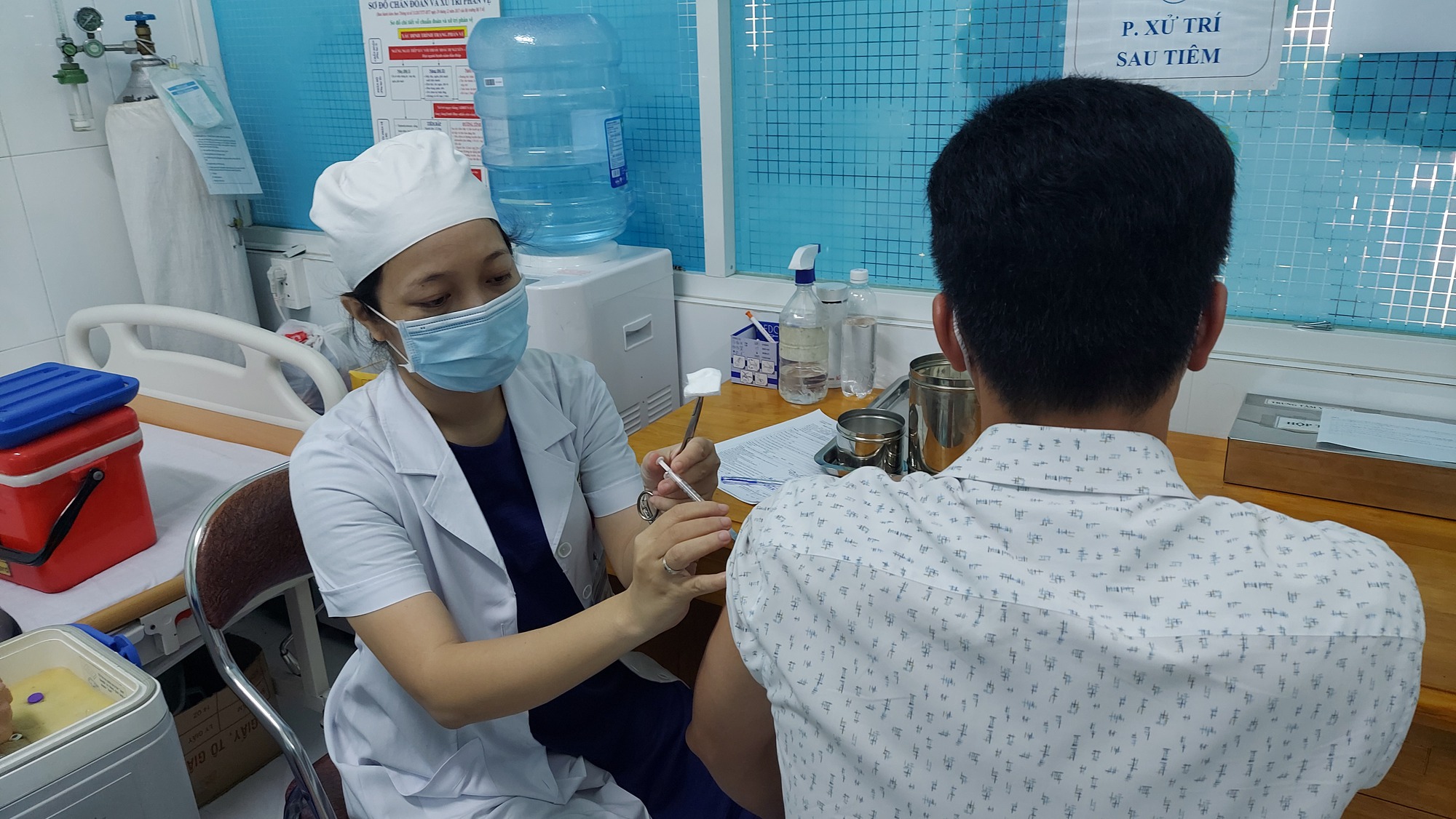 Worried about the BA.5 strain, people in Ho Chi Minh City line up to inject the Covid-19 vaccine - Photo 5.