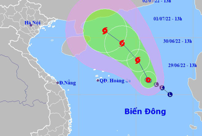 Áp thấp nhiệt đới đang mạnh lên thành bão hướng về phía Bắc - Ảnh 1.