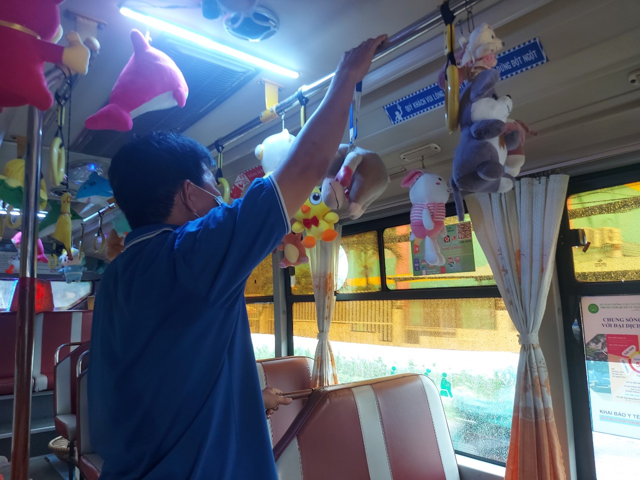 Cận cảnh chuyến xe buýt lạ ở TP HCM  - Ảnh 2.