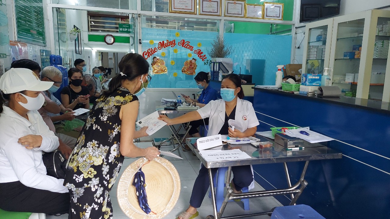 Worried about the BA.5 strain, people in Ho Chi Minh City line up for Covid-19 vaccine - Photo 2.