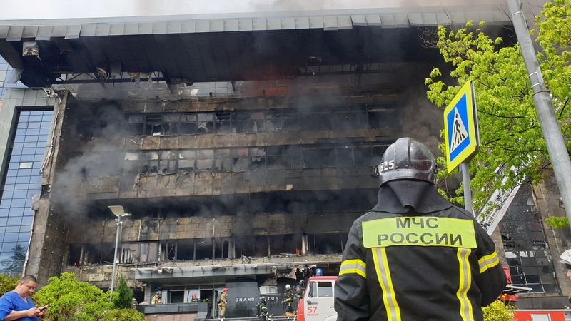 A commercial center in Moscow caught on fire - Photo 1.