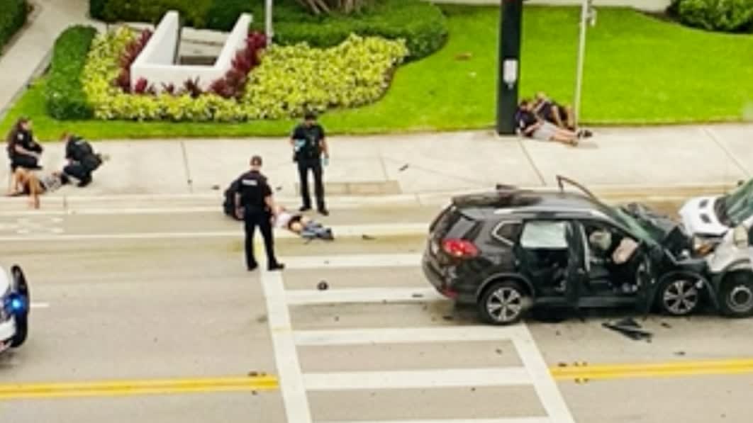 America: Sex in the car, the driver lost control and hit the truck - Photo 1.