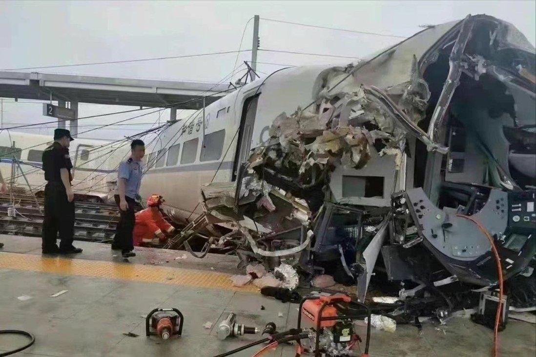 China: High-speed train crashed, driver died on the spot - Photo 1.