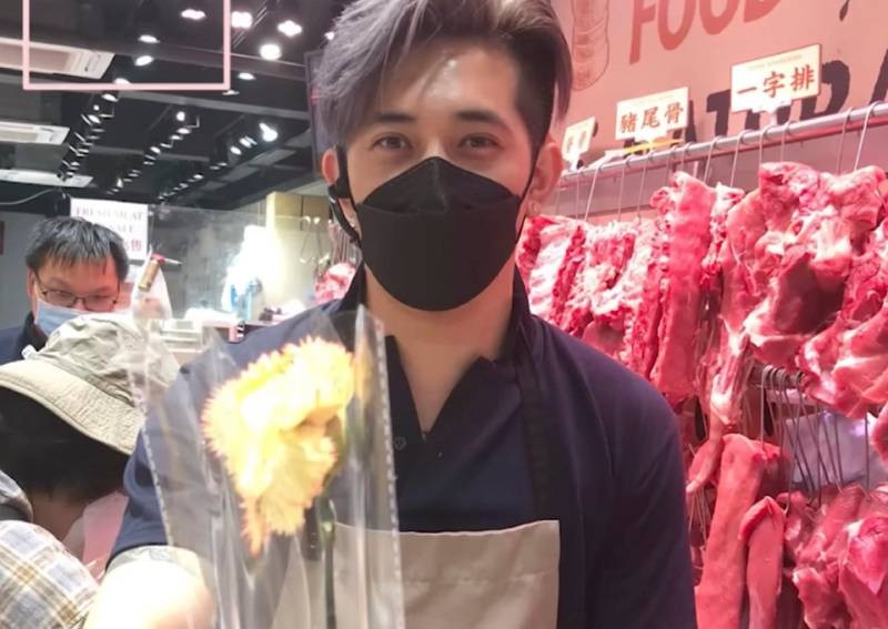 The handsome butcher has captured the hearts of thousands of women in Hong Kong - Photo 2.