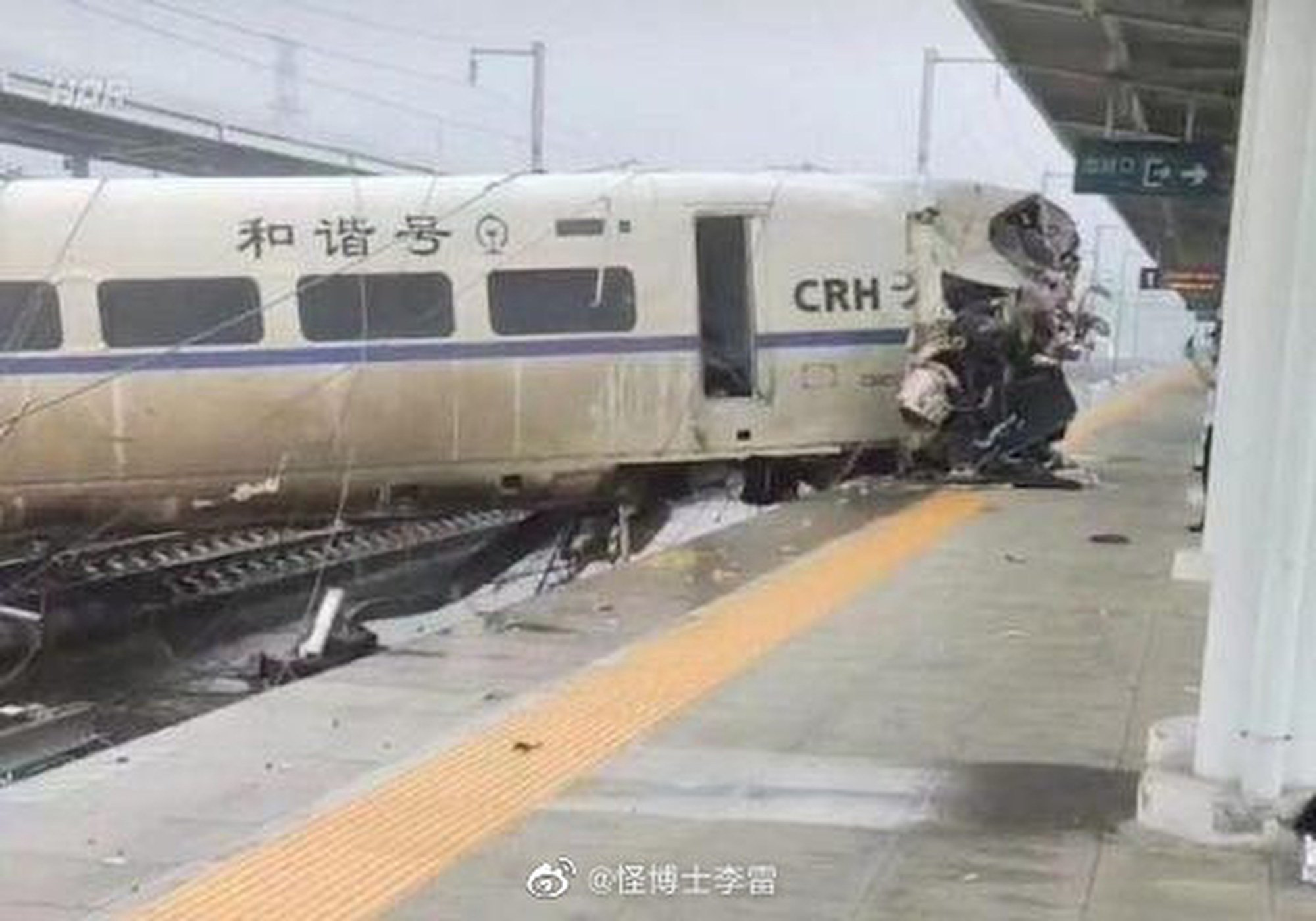 China: High-speed train crashed, the driver died on the spot - Photo 2.