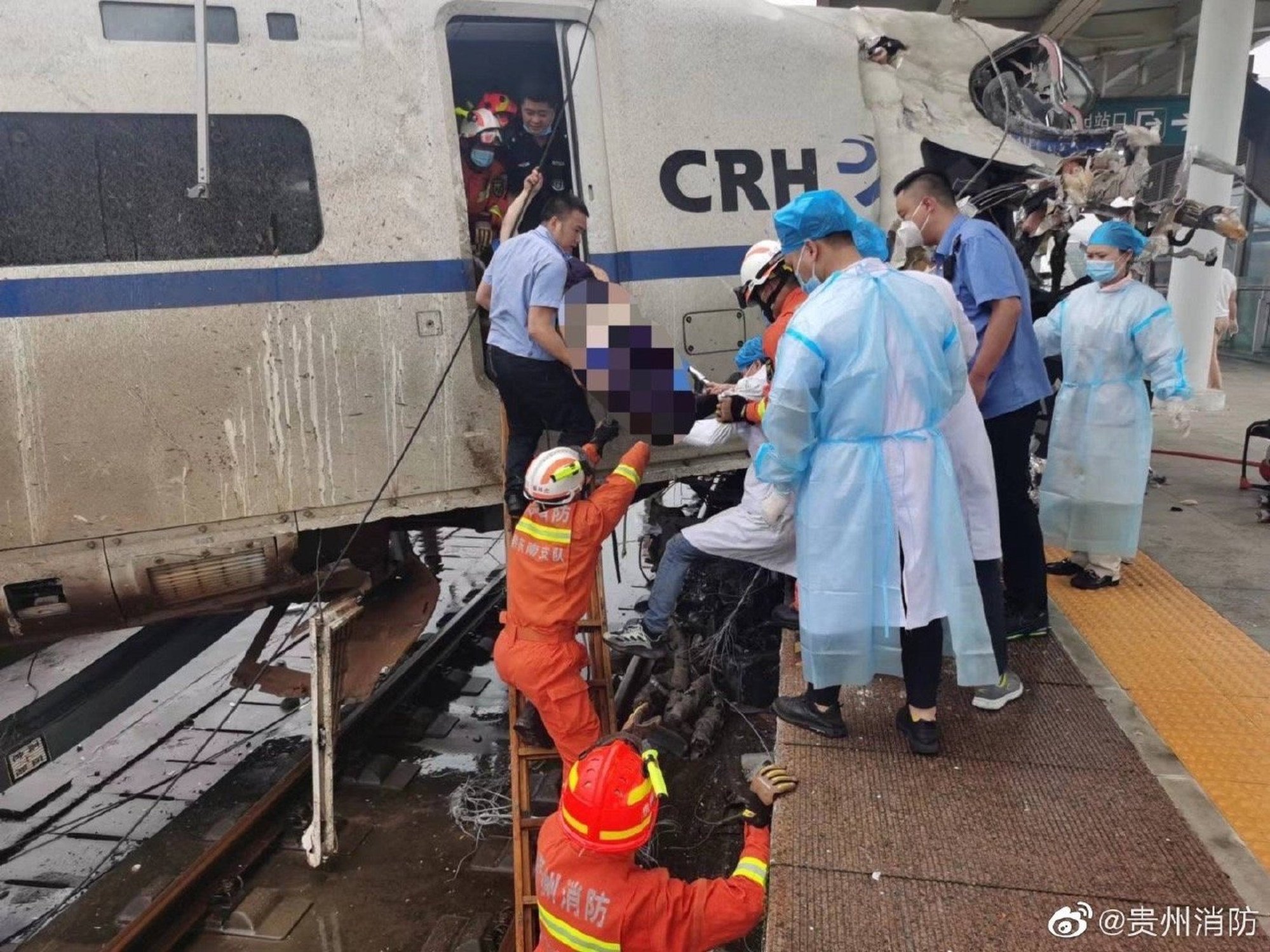 China: High-speed train crashed, the driver died on the spot - Photo 3.