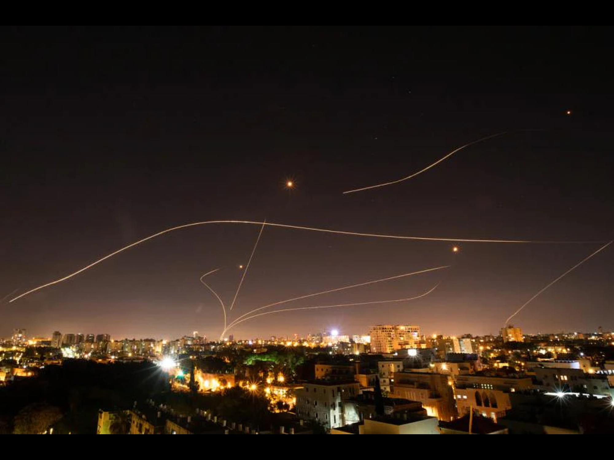 Israel announced pioneering weapons, built a laser wall around the country - Photo 1.