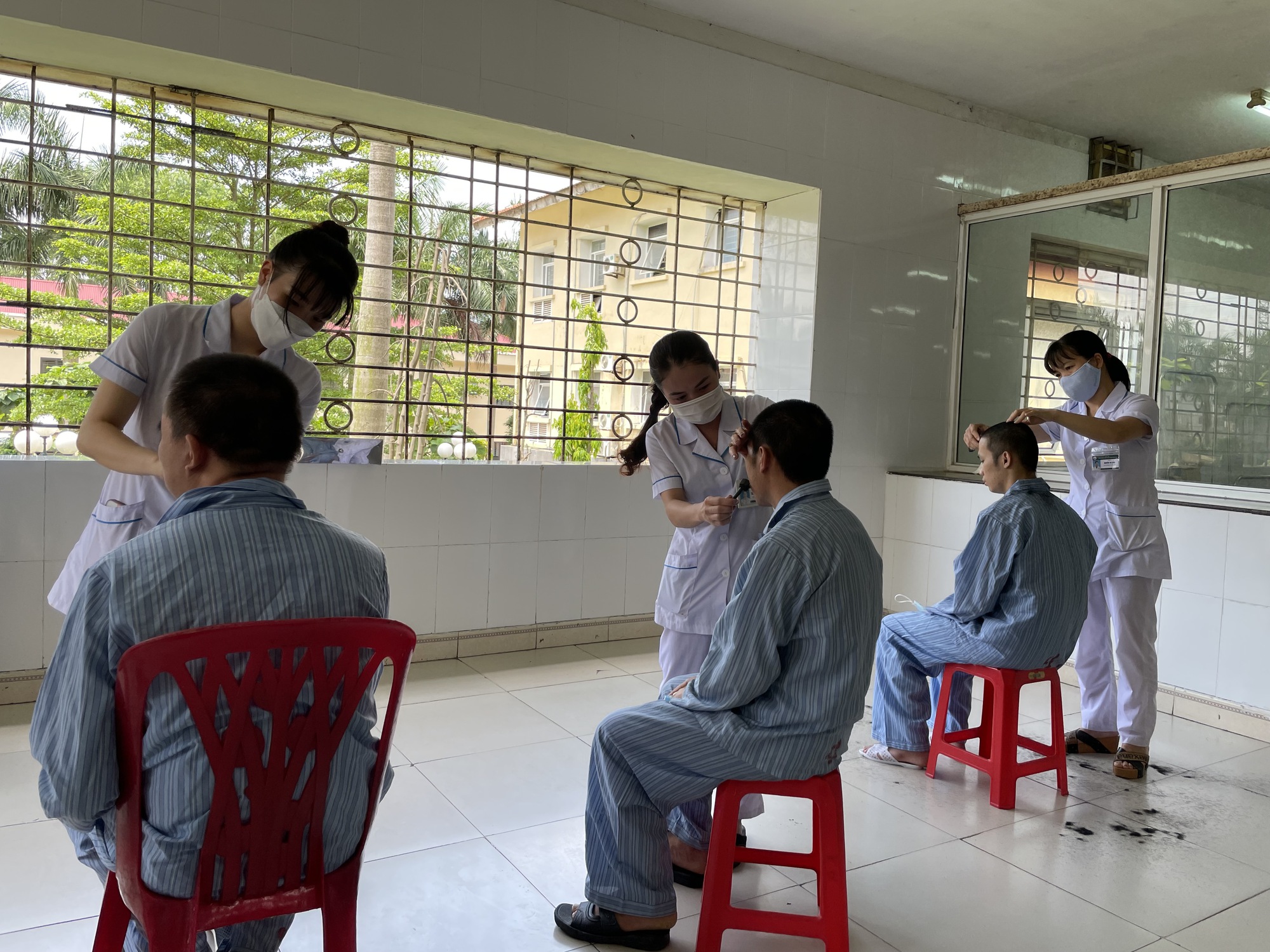 Sau vụ “bay lắc” tại Bệnh viện Tâm thần Trung ương 1: Cận cảnh nơi điều trị, chăm sóc gần 600 bệnh nhân tâm thần - Ảnh 10.