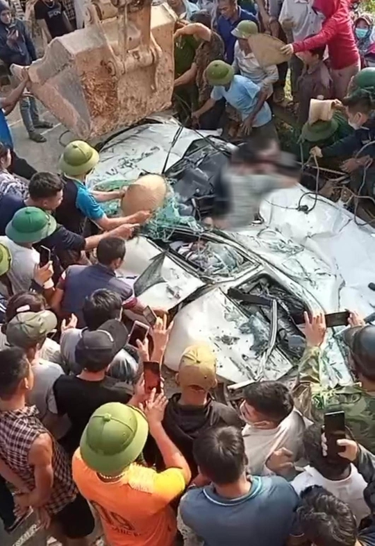 Tai nạn thảm khốc xe tải lật đè lên xe con khiến 3 người tử vong - Ảnh 2.