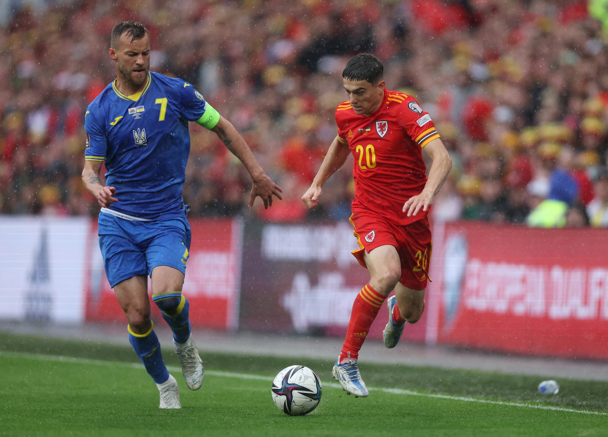 Đá phản ngỡ ngàng, Ukraine mất vé World Cup vào tay Xứ Wales - Ảnh 1.