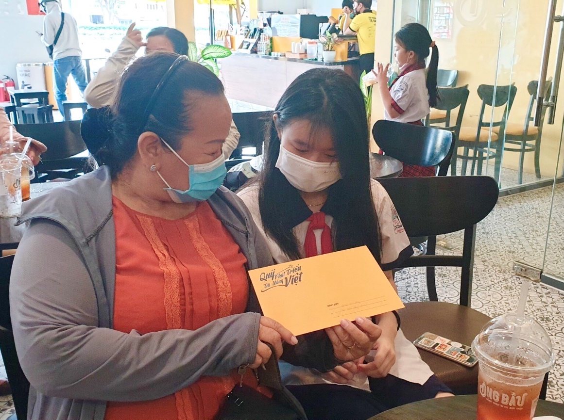 Quỹ Phát triển Tài năng Việt trao học bổng cho học sinh giỏi vượt khó - Ảnh 3.