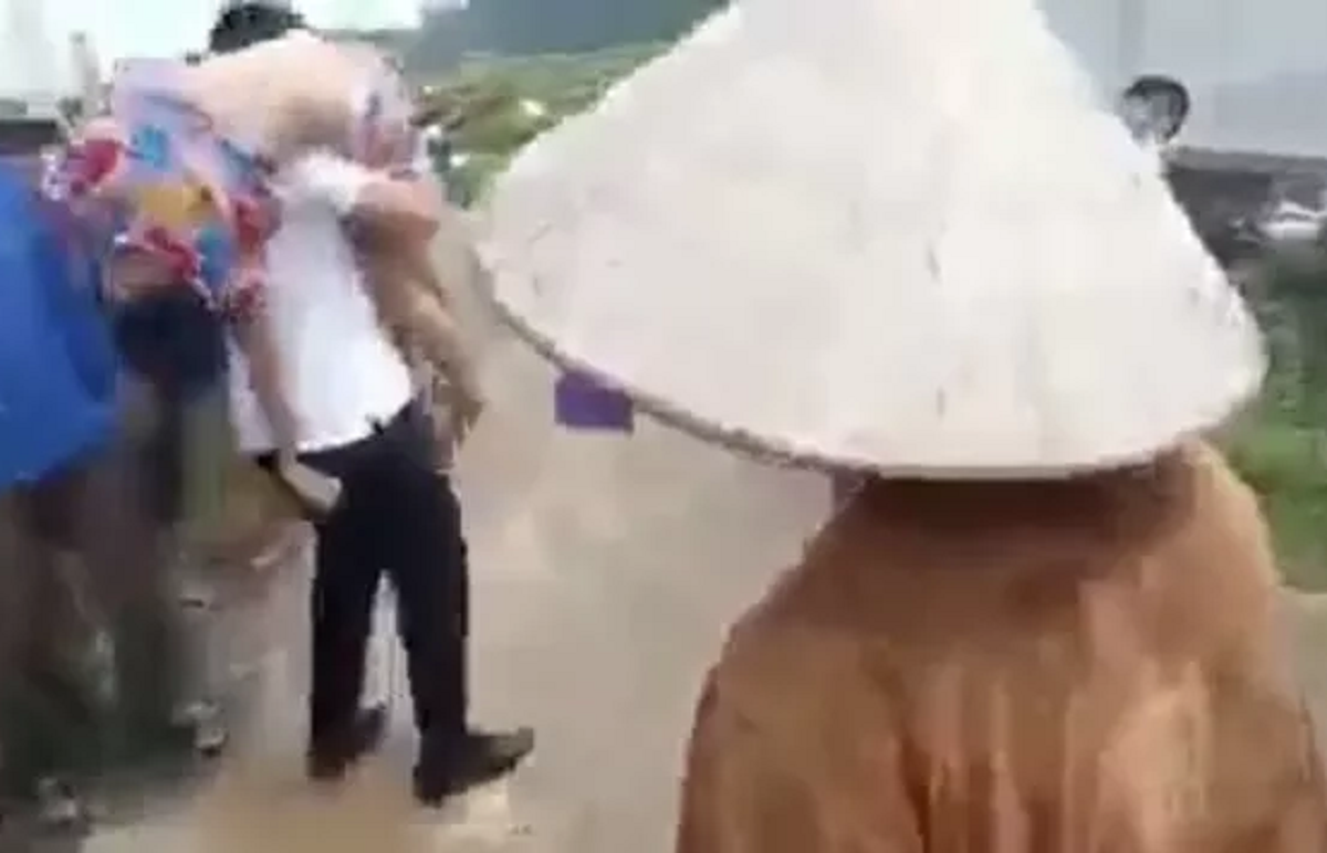 Xuống ao tắm sau khi đi nhổ lạc về, nữ sinh lớp 7 chết đuối - Ảnh 1. Xuống ao tắm sau khi đi nhổ lạc về, nữ sinh lớp 7 chết đuối - Ảnh 1.