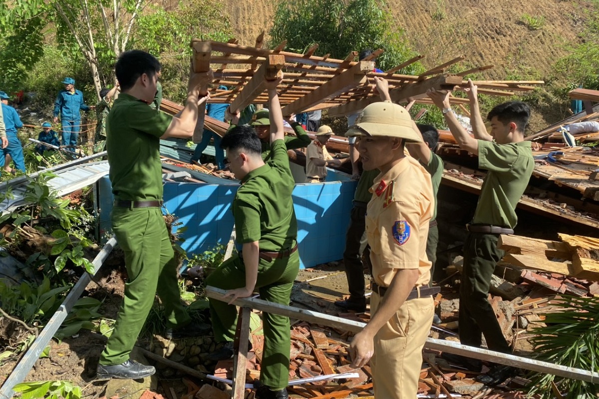Sạt lở đất gây sập nhà, cặp vợ chồng cùng con trai may mắn thoát chết - Ảnh 2. Sạt lở đất gây sập nhà, cặp vợ chồng cùng con trai may mắn thoát chết - Ảnh 2.