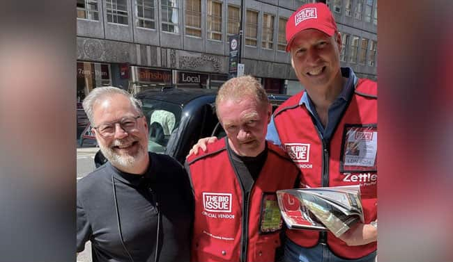 Prince William sells newspapers on the street - Photo 1.