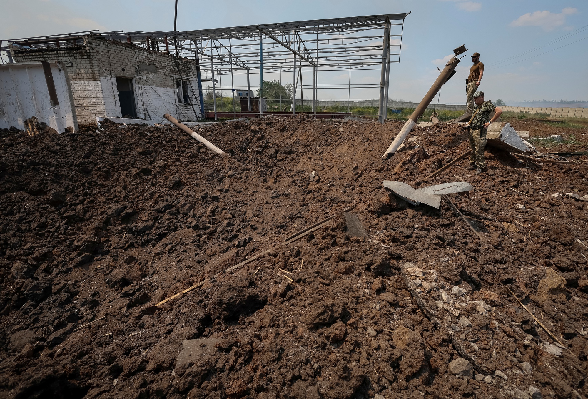 Tensions in Sievierodonetsk, Russia raised the conditions for the summit with Ukraine - Photo 2.