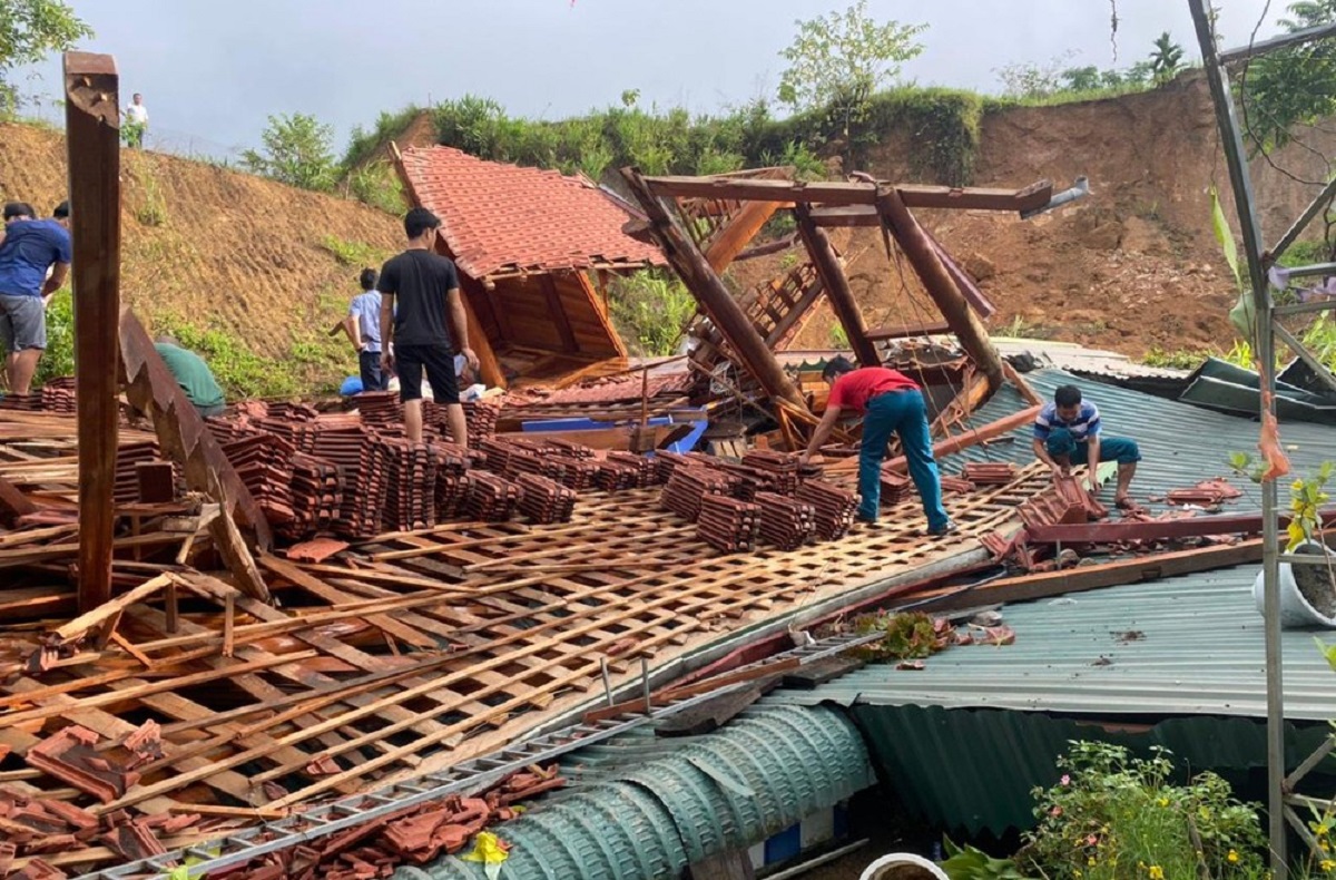 Sạt lở đất gây sập nhà, cặp vợ chồng cùng con trai may mắn thoát chết - Ảnh 1. Sạt lở đất gây sập nhà, cặp vợ chồng cùng con trai may mắn thoát chết - Ảnh 1.