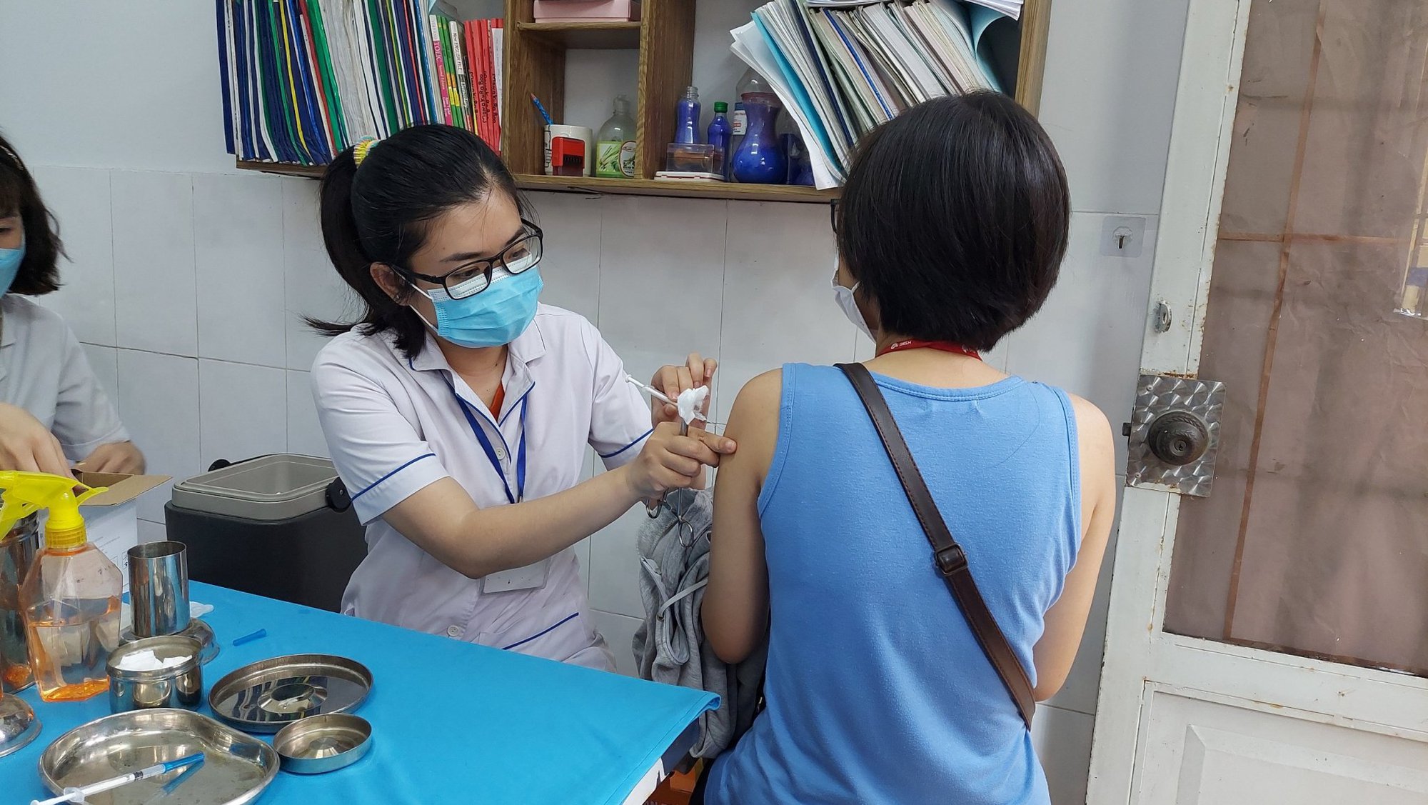 TP HCM kéo dài đợt cao điểm tiêm vắc-xin phòng Covid-19 đến hết tháng 7 - Ảnh 1. TP HCM kéo dài đợt cao điểm tiêm vắc-xin phòng Covid-19 đến hết tháng 7 - Ảnh 1.