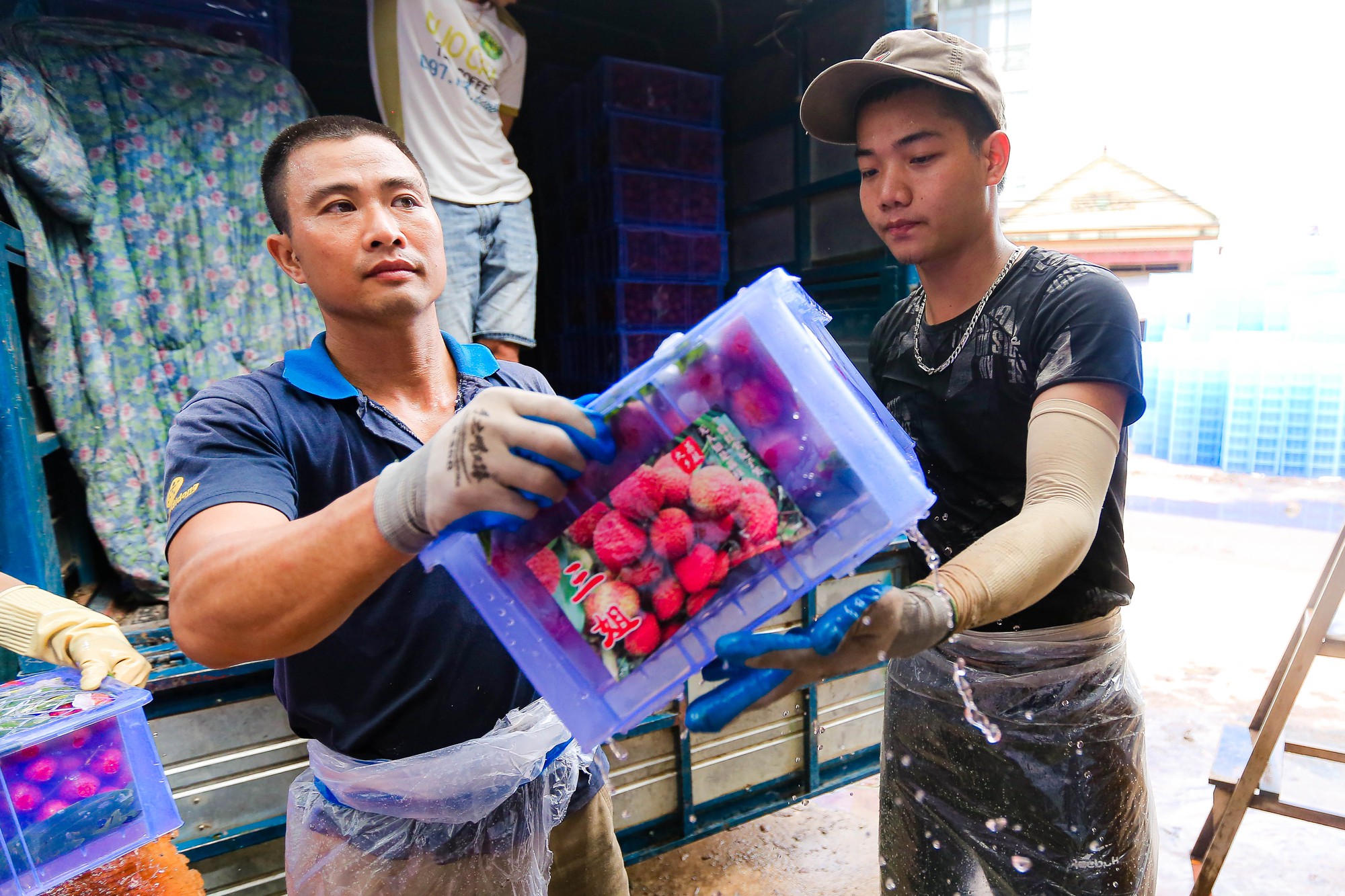 Bán sức lấy tiền, phu vải kiếm tiền triệu mỗi ngày - Ảnh 14.