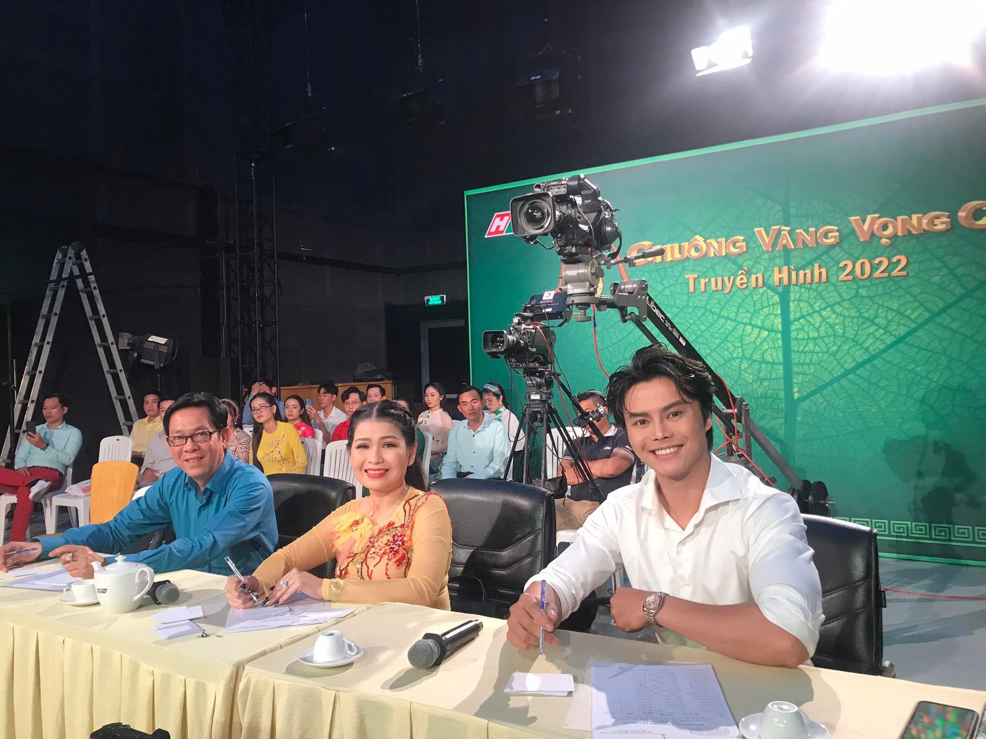 Hotboy cải lương V&otilde; Minh L&acirc;m tiếp tục ngồi ghế n&oacute;ng Chu&ocirc;ng v&agrave;ng vọng cổ - Ảnh 1.