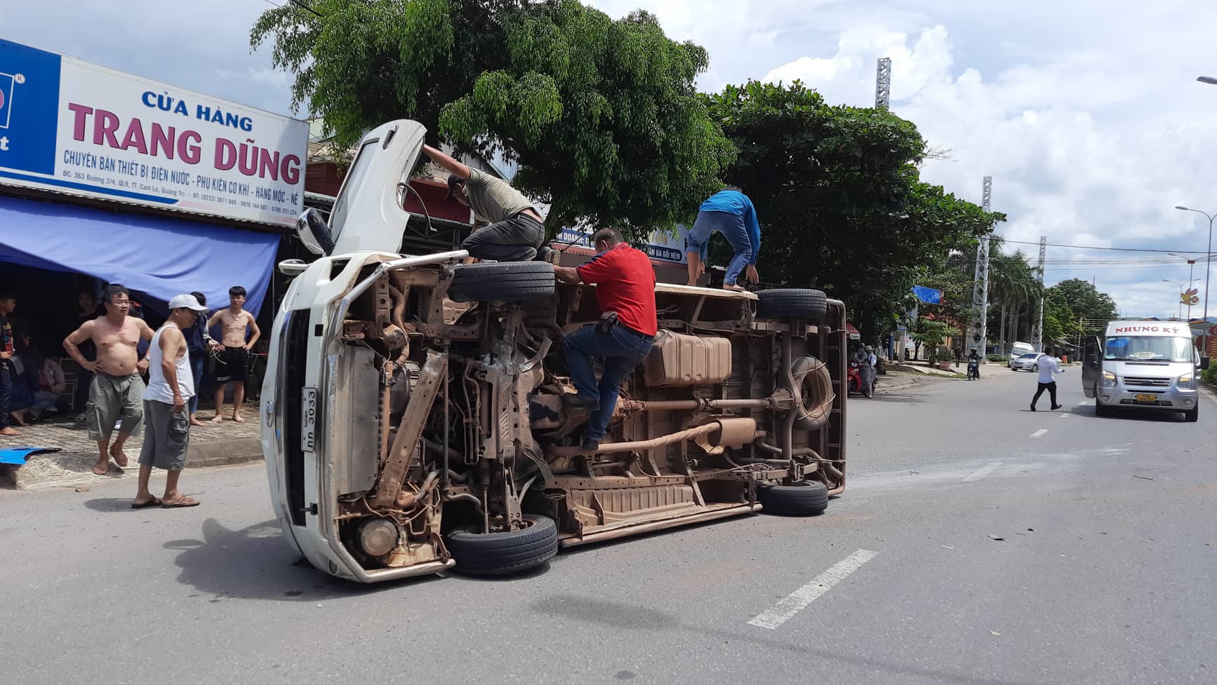 Xe khách chở 14 người Lào bị lật ở Quảng Trị - Ảnh 3.