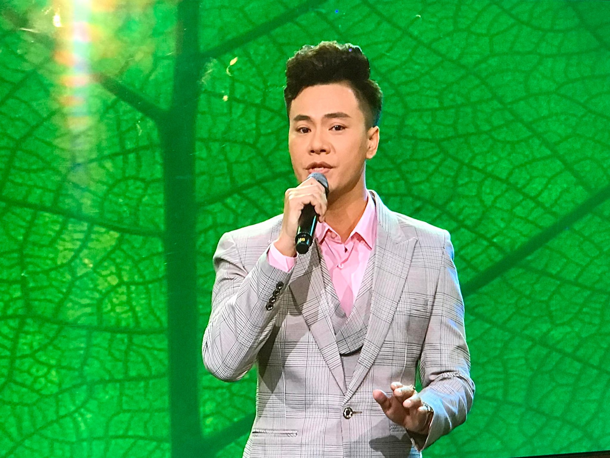 Hotboy cải lương V&otilde; Minh L&acirc;m tiếp tục ngồi ghế n&oacute;ng Chu&ocirc;ng v&agrave;ng vọng cổ - Ảnh 3.