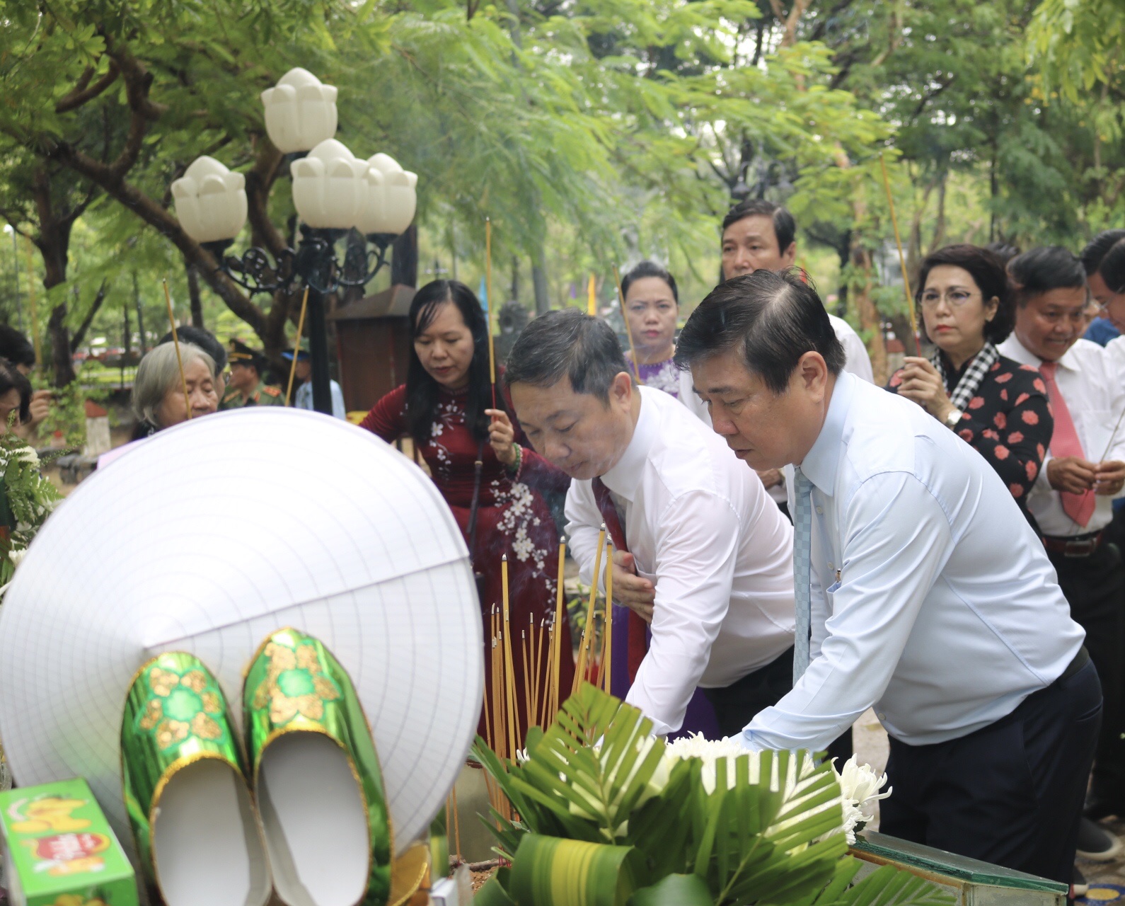 Lãnh đạo TP HCM chào cờ kỷ niệm 75 năm Ngày Thương binh - Liệt sĩ tại Côn Đảo - Ảnh 3.