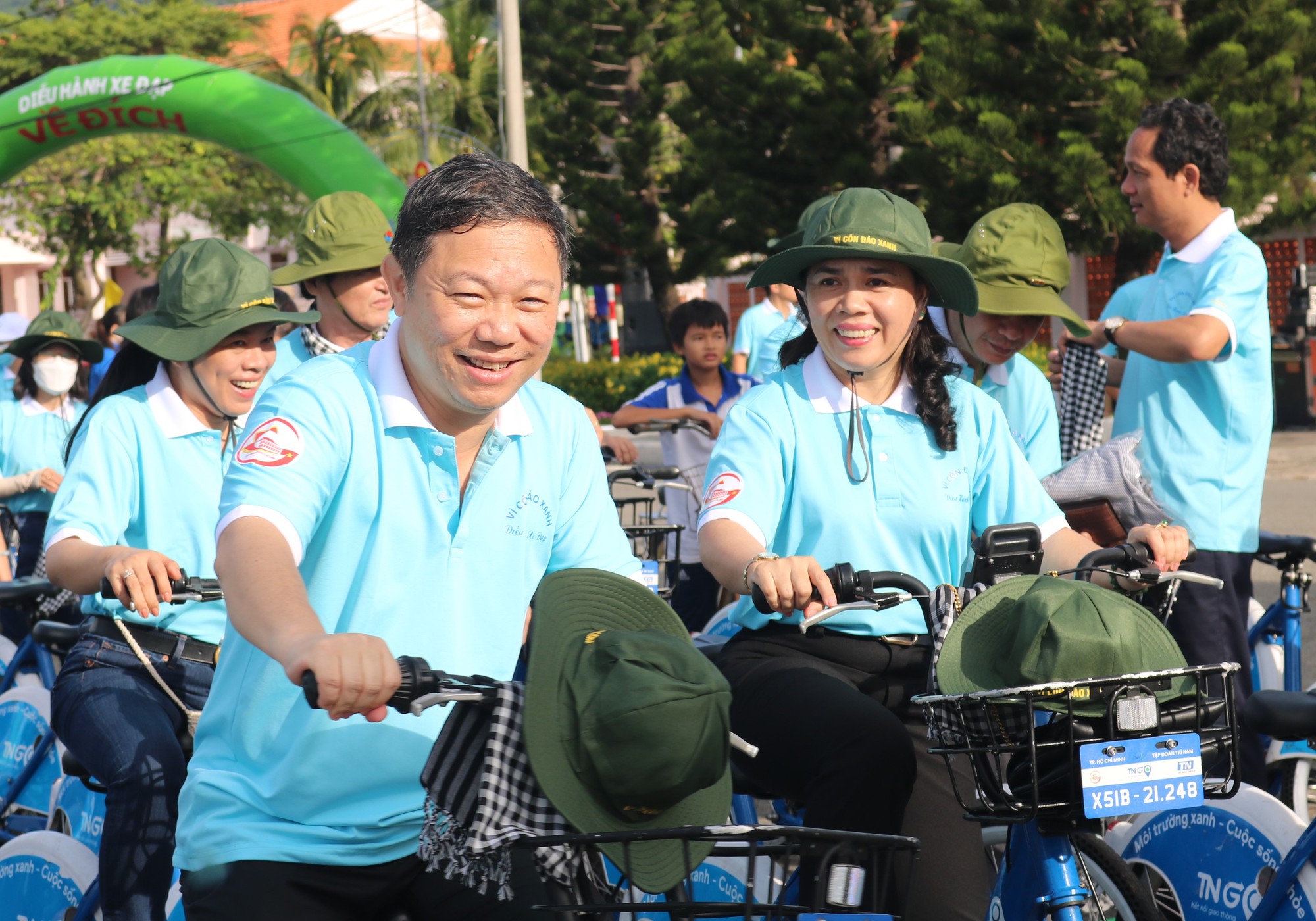 Sáng cuối tuần đạp xe, ngắm dù lượn tại Côn Đảo - Ảnh 2.