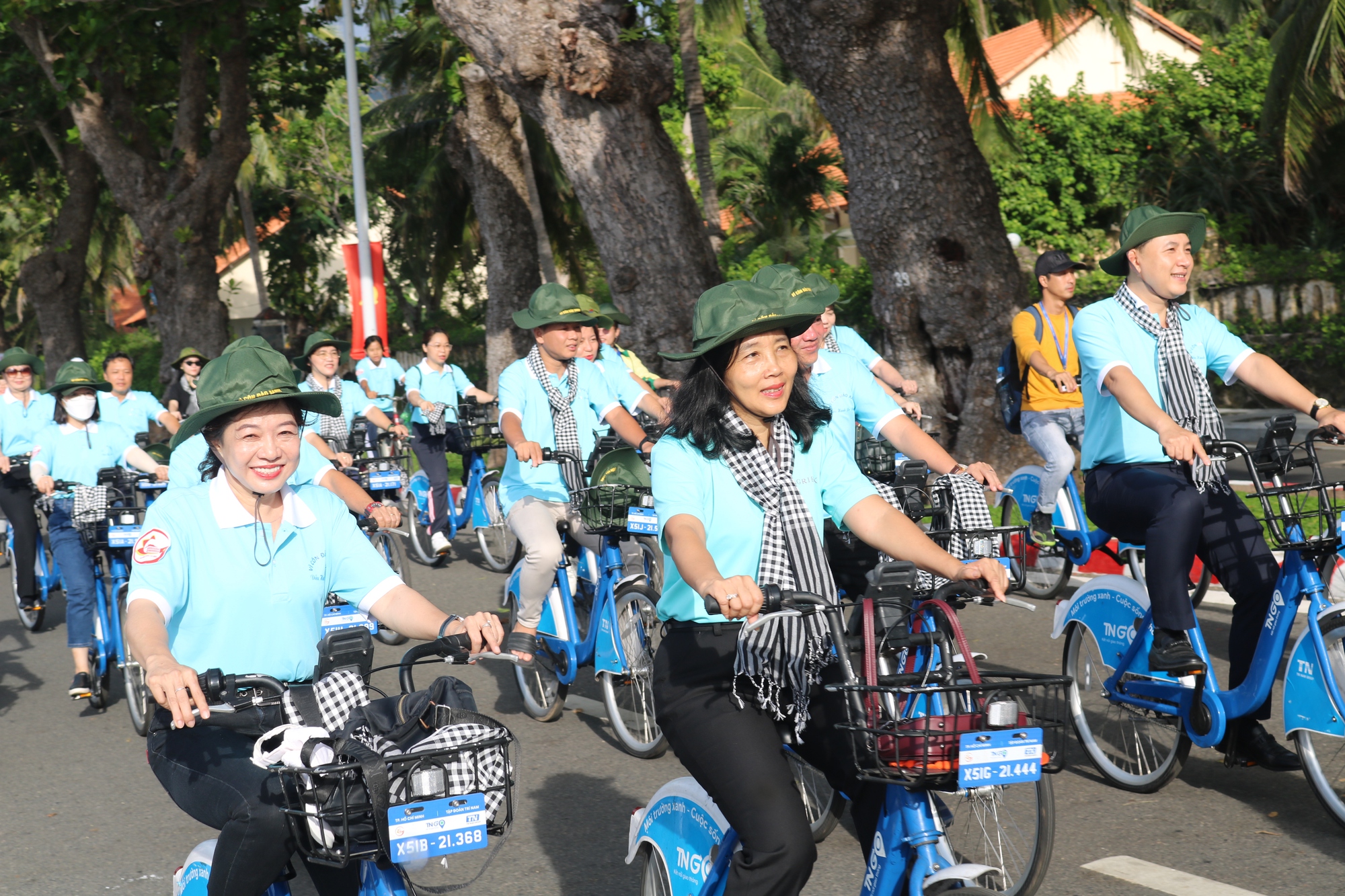 Sáng cuối tuần đạp xe, ngắm dù lượn tại Côn Đảo - Ảnh 3.