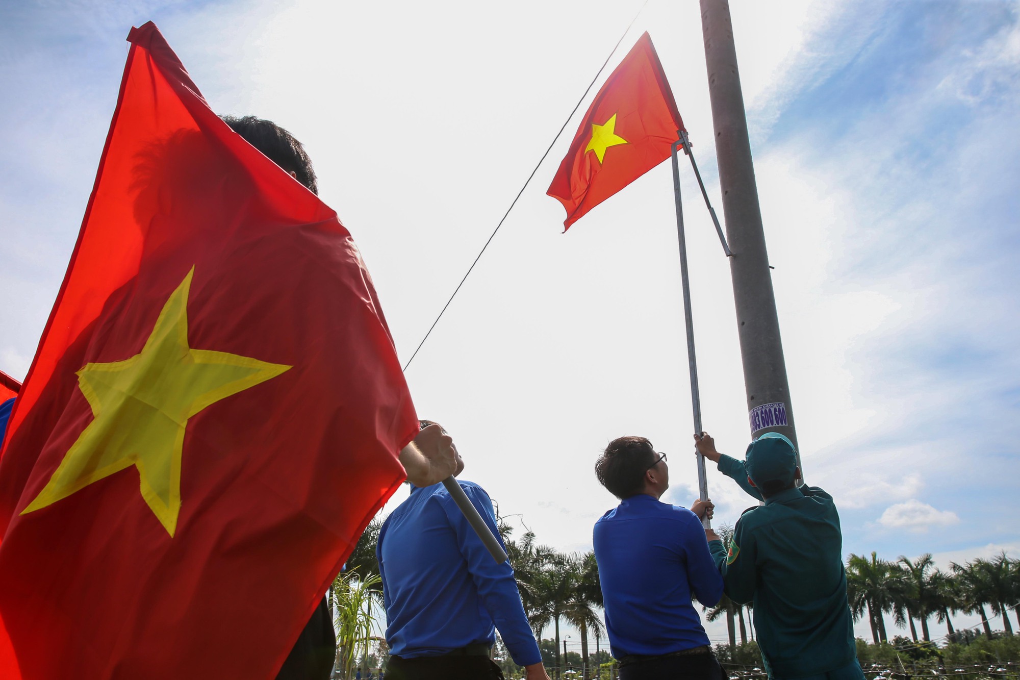 Thêm 5.000 lá cờ Tổ quốc đến với tỉnh Long An - Ảnh 2.