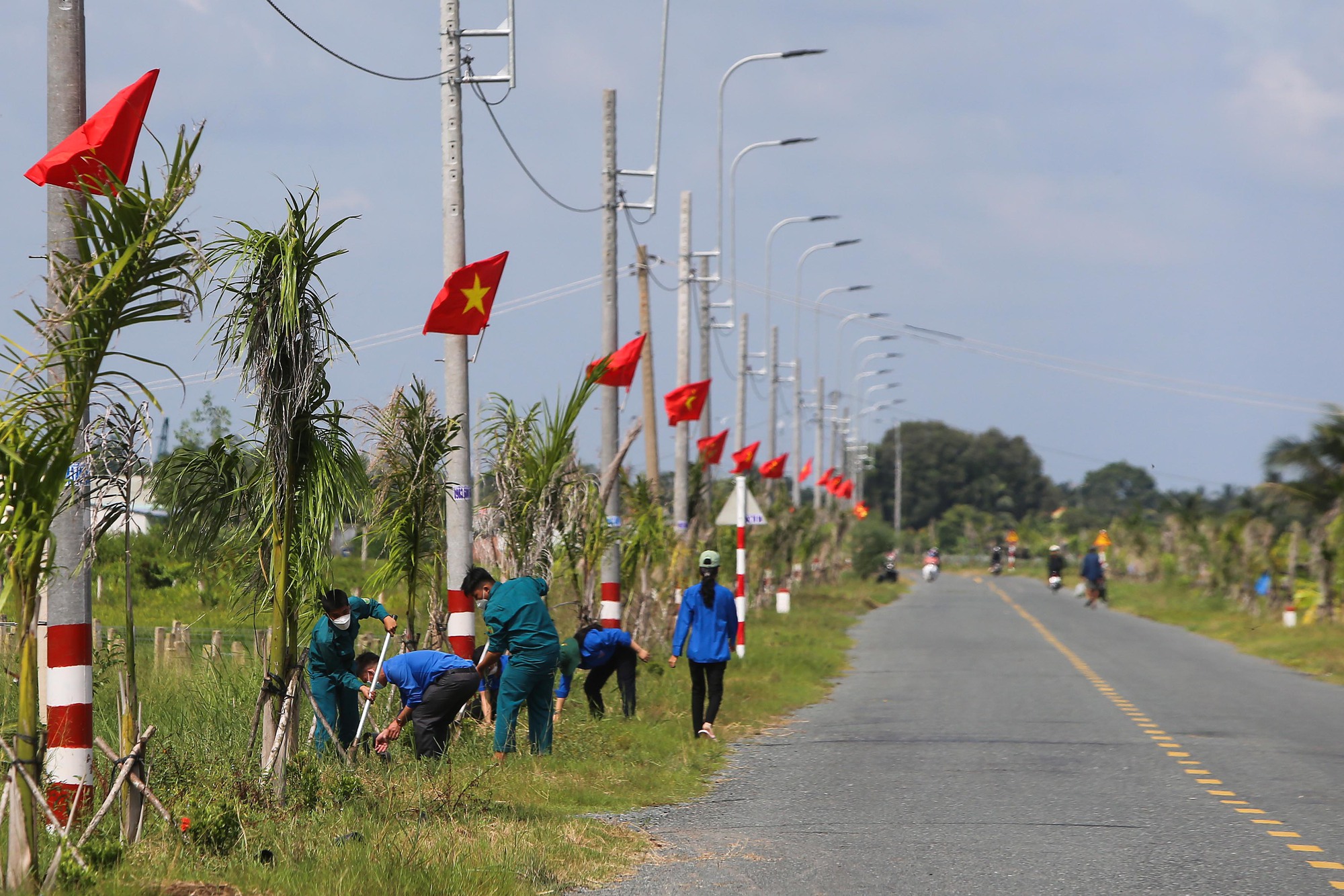Thêm 5.000 lá cờ Tổ quốc đến với tỉnh Long An - Ảnh 4.
