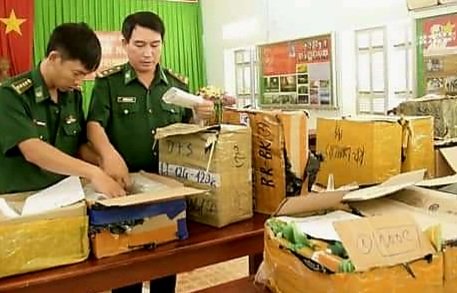 Tây Ninh: Bắt gần 2.000 điện thoại cao cấp nhập lậu - Ảnh 1.
