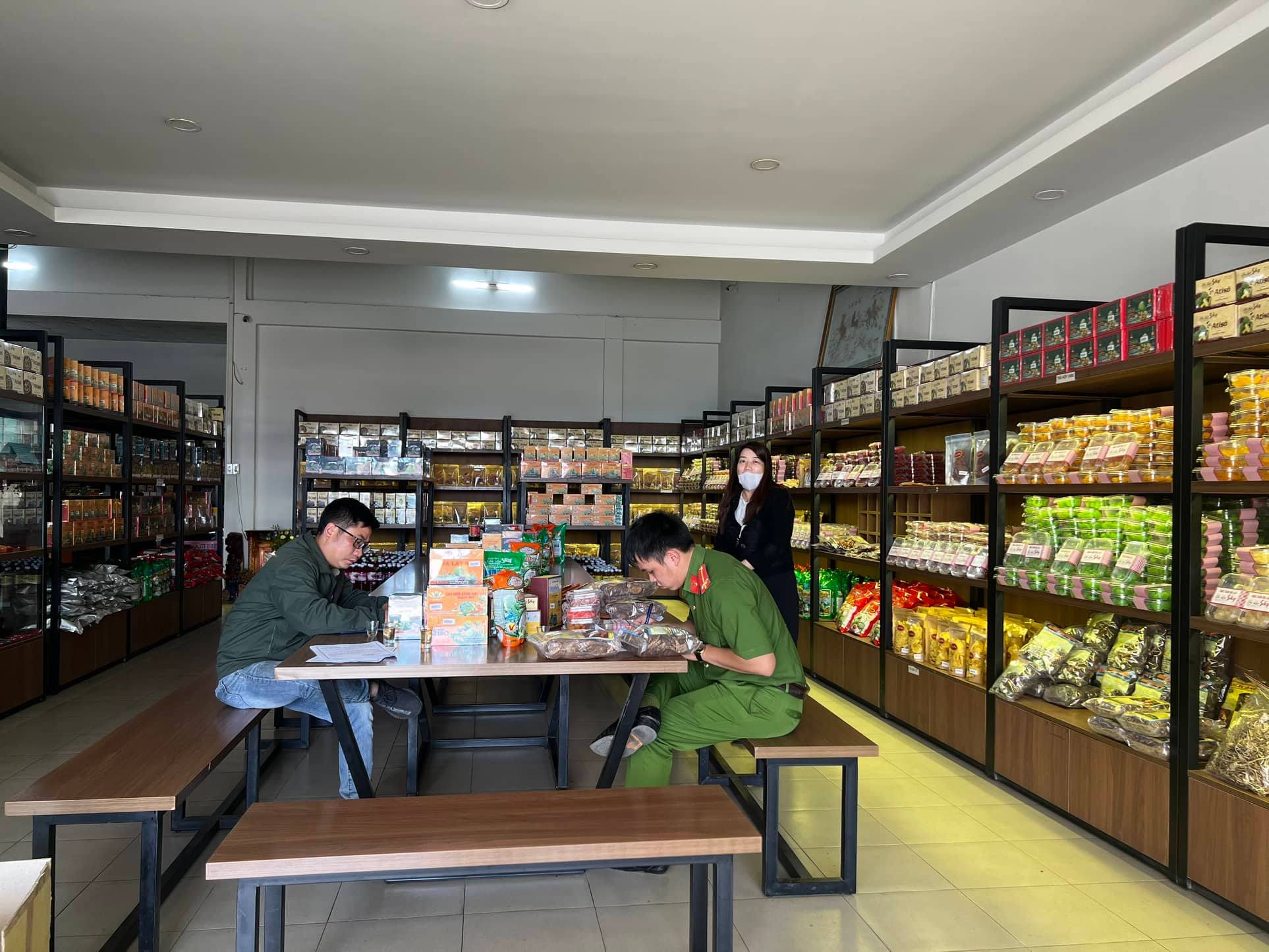 Từ vụ “cò mứt” lộng hành Đà Lạt: Phát hiện cơ sở kinh doanh nhiều lỗi vi phạm - Ảnh 1. Từ vụ “cò mứt” lộng hành Đà Lạt: Phát hiện cơ sở kinh doanh nhiều lỗi vi phạm - Ảnh 1.