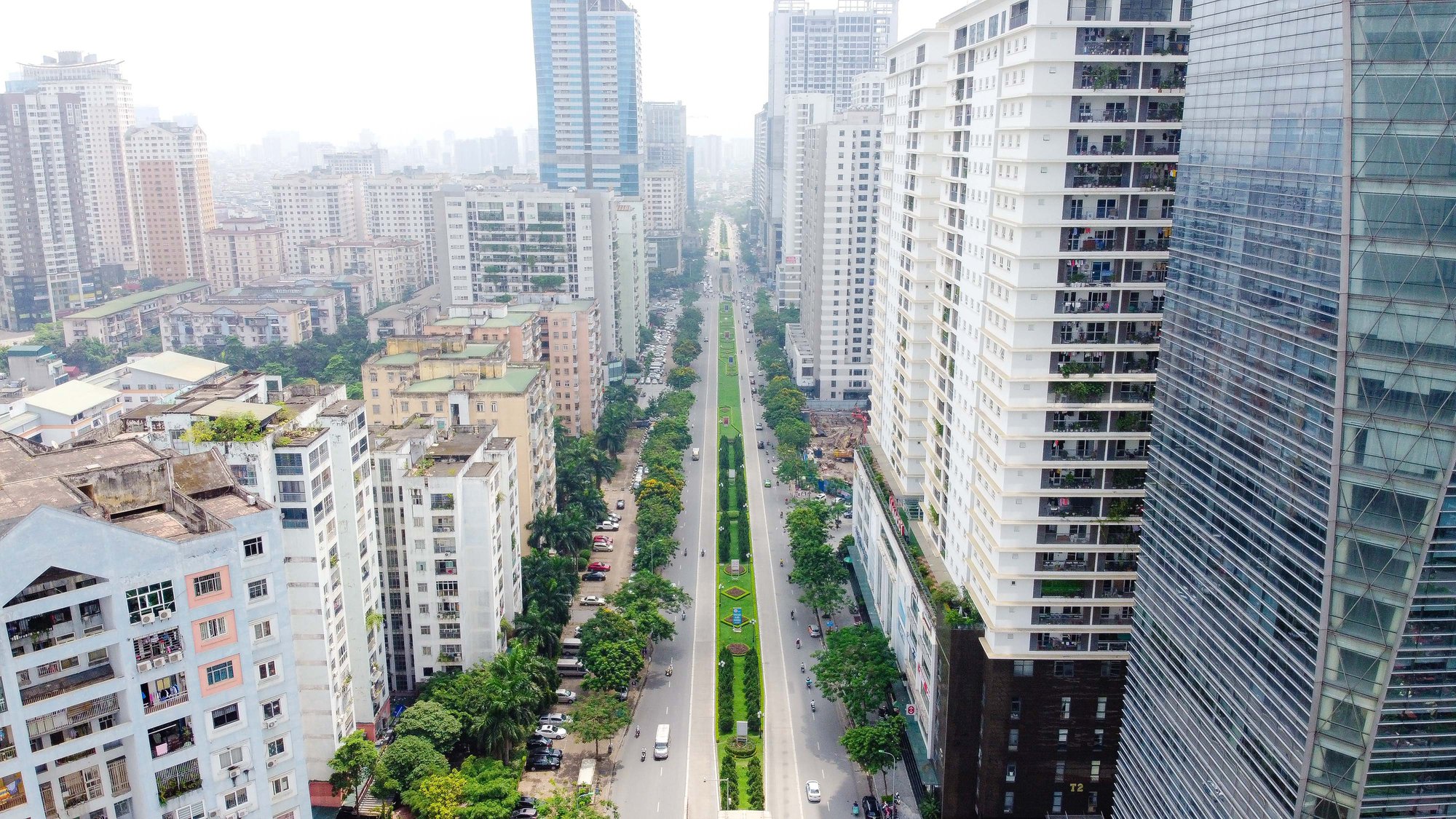 Nhồi hàng loạt cao ốc trên đường Lê Văn Lương: Bộ Xây dựng nói vi phạm, Hà Nội nói đúng quy hoạch - Ảnh 1.