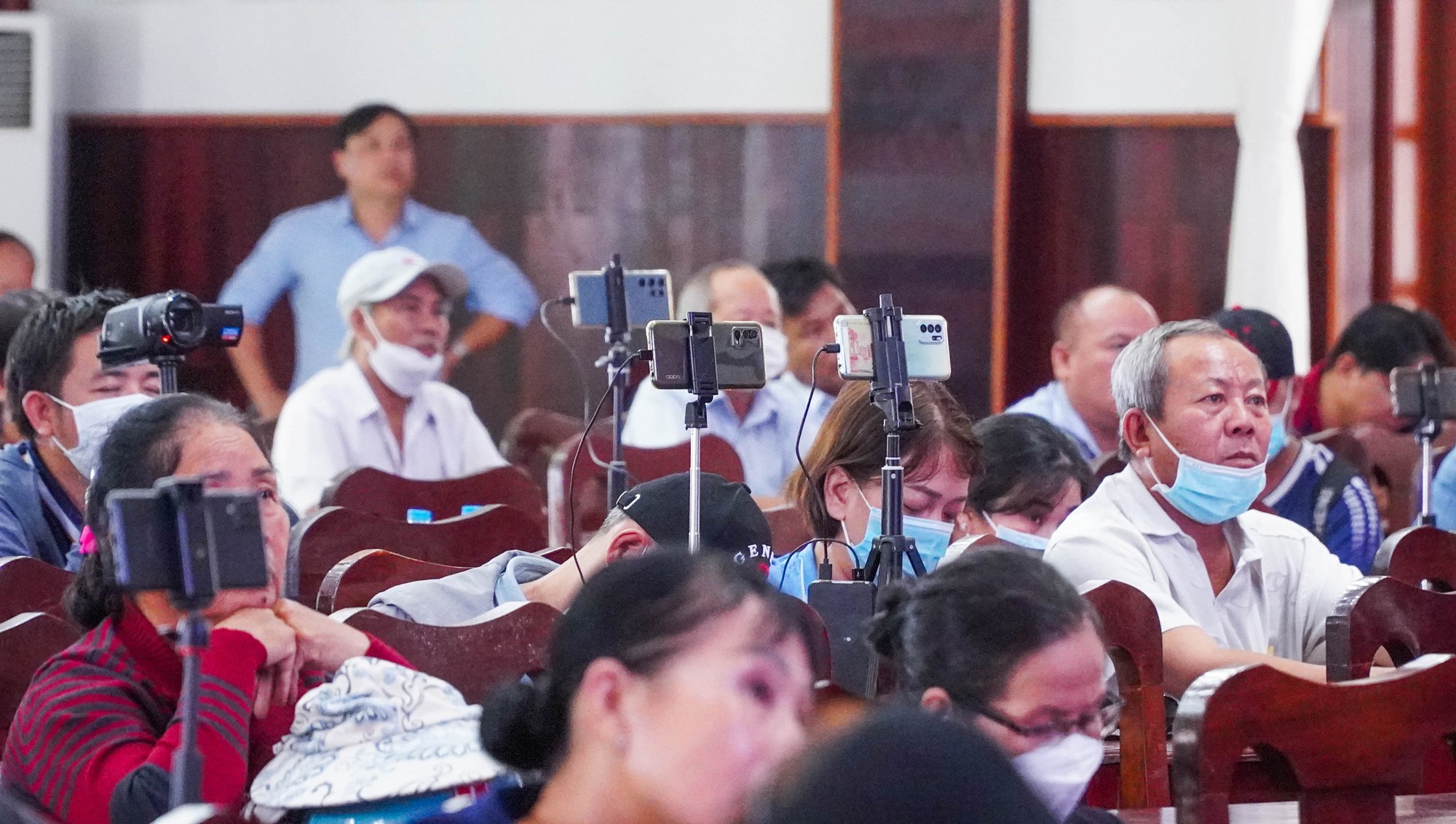 Vụ Tịnh thất Bồng Lai: Hàng trăm người tập trung theo dõi phiên tòa qua màn hình chiếu - Ảnh 4.