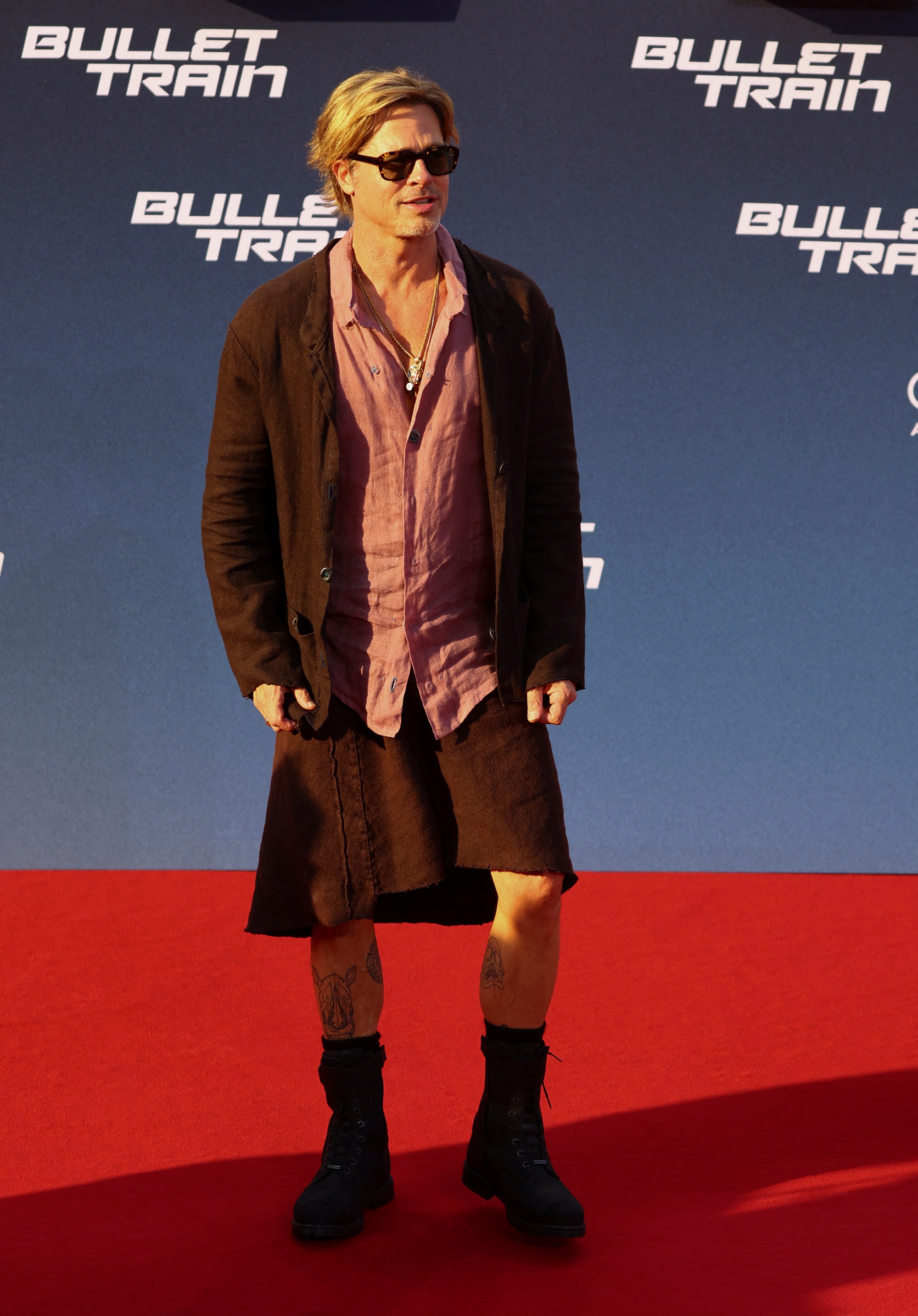 Brad Pitt mặc váy trên thảm đỏ gây sốt - Ảnh 3.