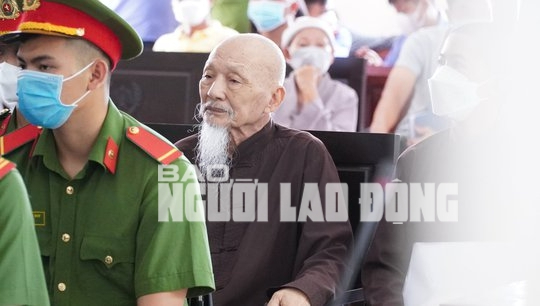 Xét xử vụ “Tịnh thất Bồng Lai”: Bị cáo 90 tuổi Lê Tùng Vân khai chưa có vợ - Ảnh 6.