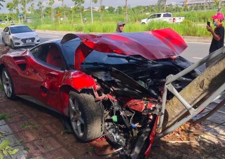 Siêu xe Ferrari nát đầu sau vụ tai nạn - Ảnh 1.
