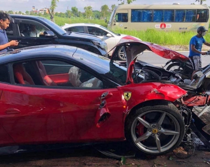Siêu xe Ferrari nát đầu sau vụ tai nạn - Ảnh 2.