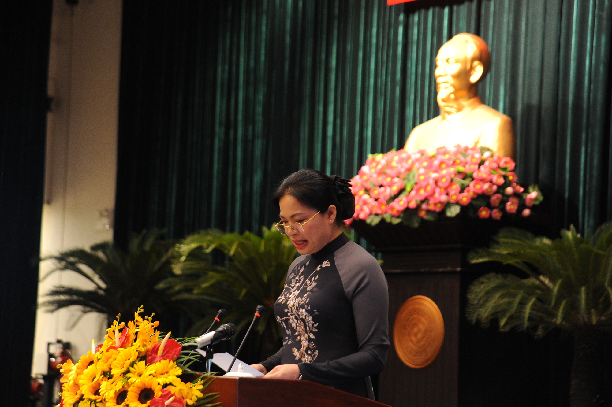 Chủ tịch Hội Liên hiệp Phụ nữ Việt Nam bật khóc trong buổi nhắc nhớ ký ức - Ảnh 4.