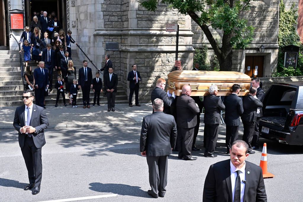 Ông Donald Trump dự tang lễ “đẫm nước mắt” của vợ cũ - Ảnh 10.